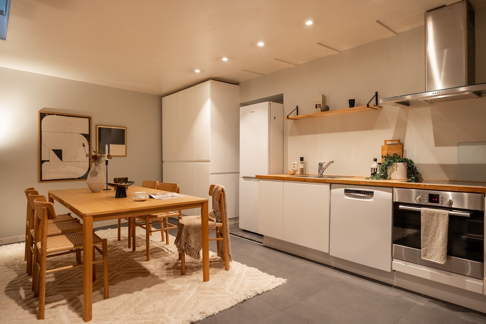 Leiligheten går over to etasjer, hvor du i kjelleren finner en stort kjøkkenrom med plass til stort spisebord Galleribilde