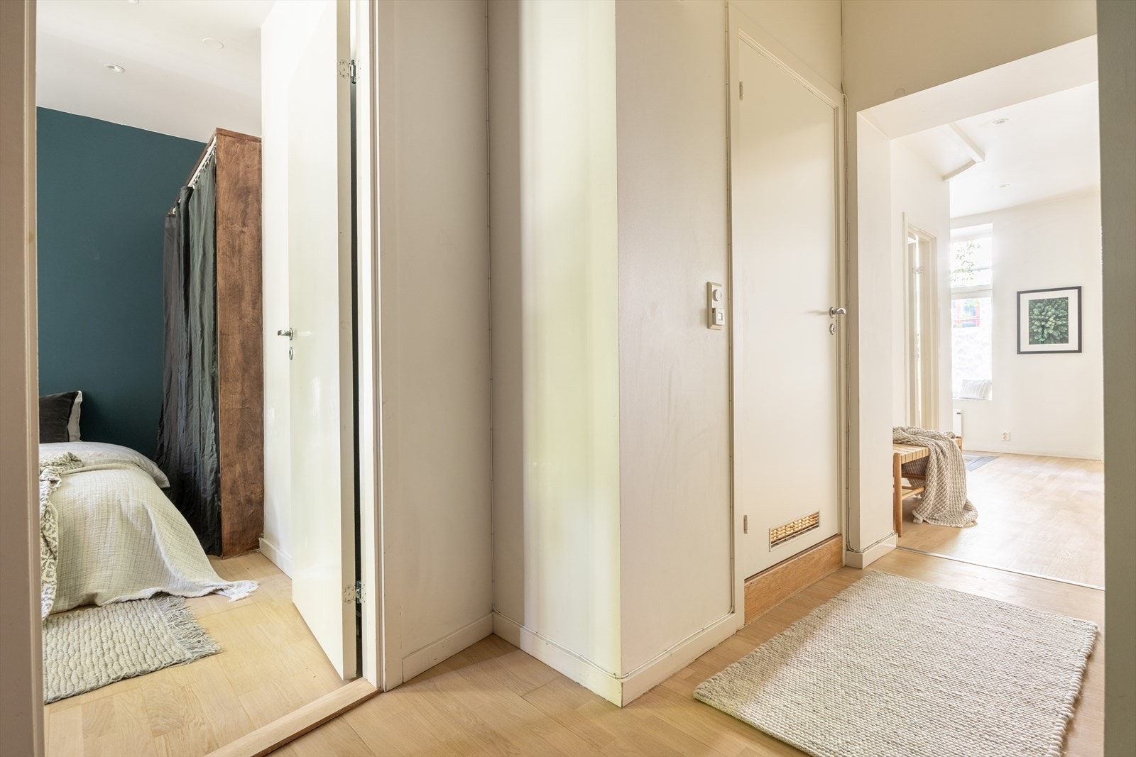 Entrè i 1. etasje med adkomst til soverom og baderom Galleribilde