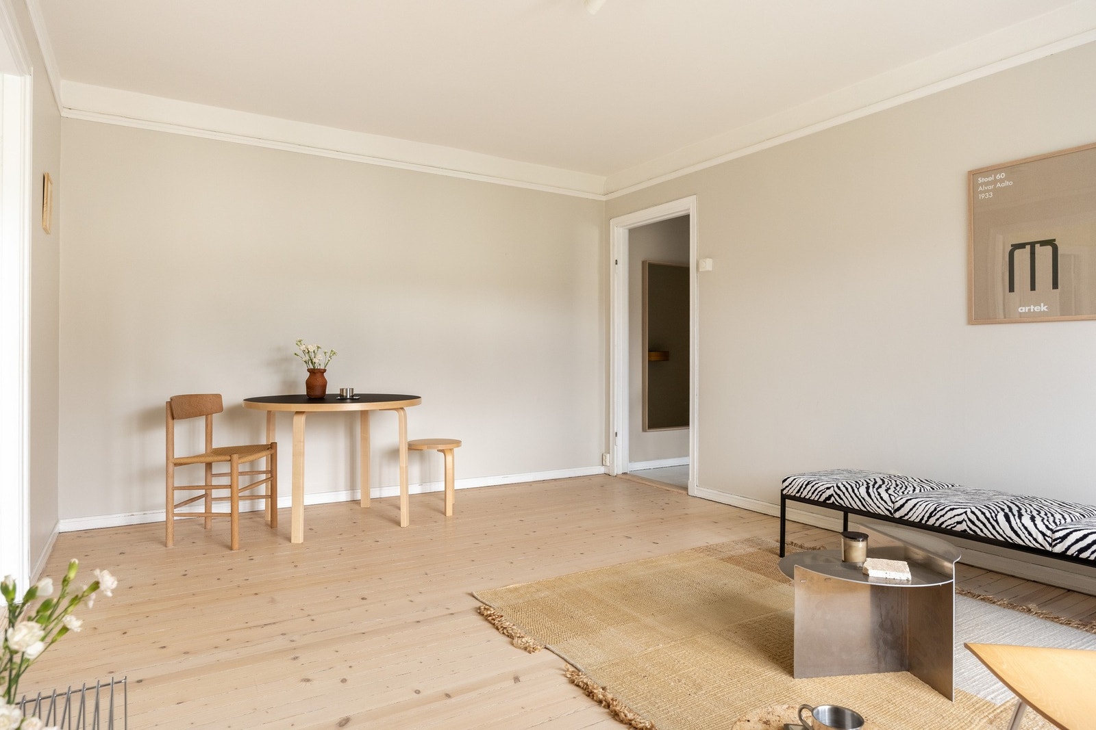 Stor og lys stue som kan enkelt innredes med ønskelige møblementer. Galleribilde