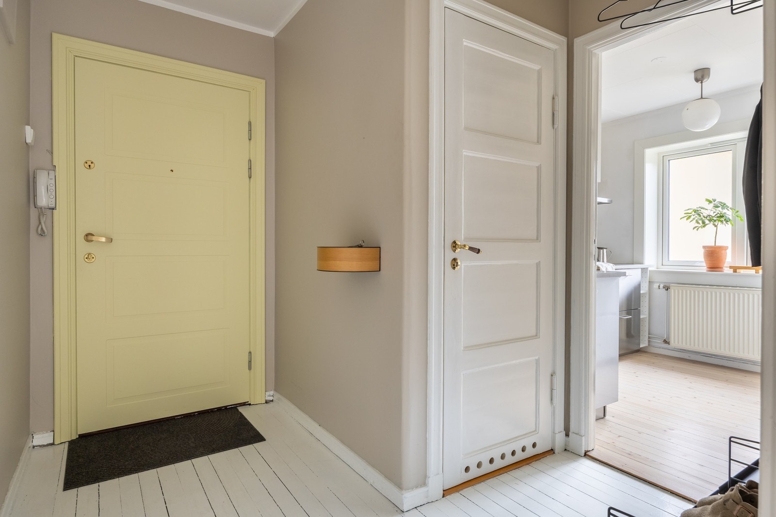 Lys og romslig entré, hvor man har plass til oppheng av yttertøy og oppbevaring av sko. Galleribilde