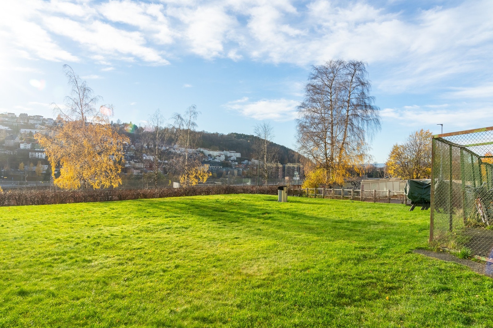 Her har man stor felles gressplen med grill. Galleribilde