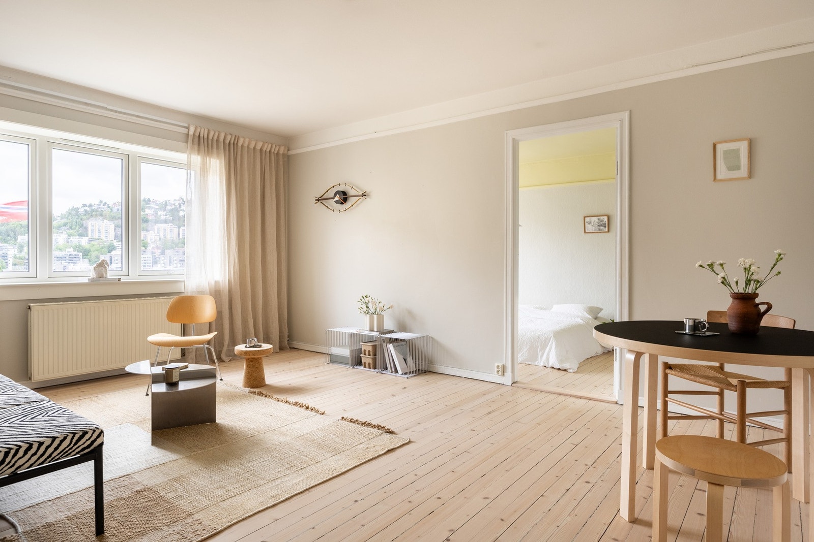 Leiligheten har en særegen sjel med originale furugulv og nydelig arkitektur, samtidig som planløsningen er praktisk og romslig. Galleribilde