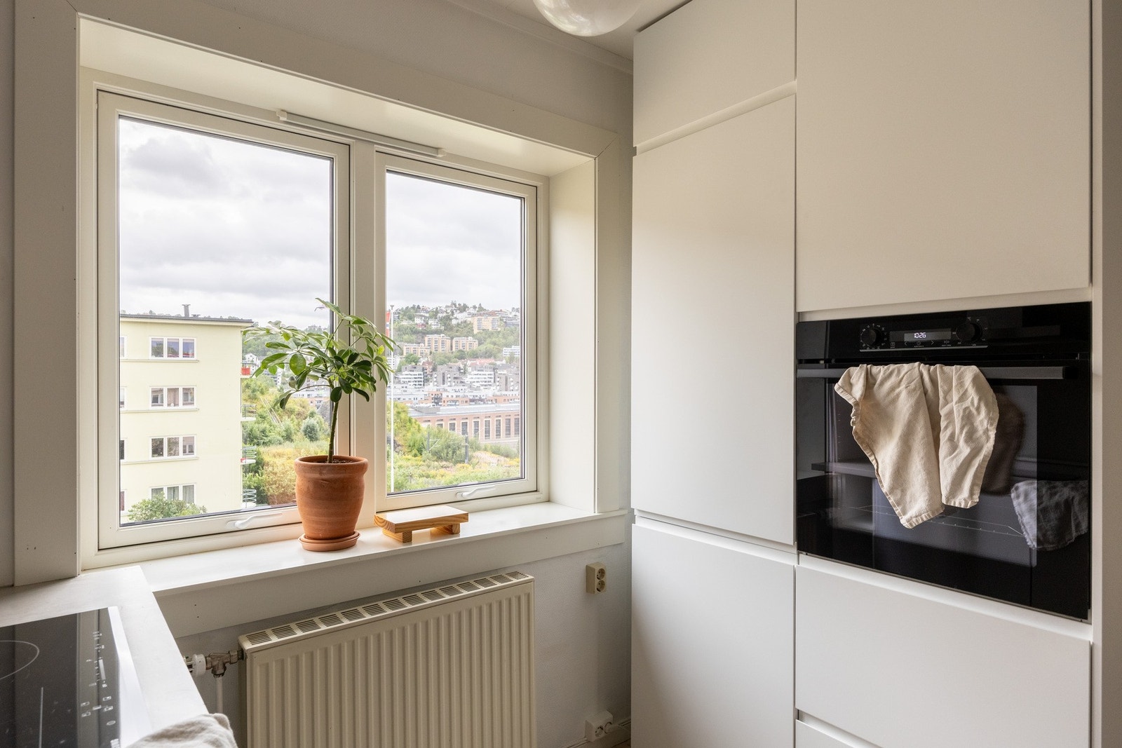 Integrert kjøleskap med fryser, oppvaskmaskin, stekeovn (2022) og induksjonstopp. Galleribilde