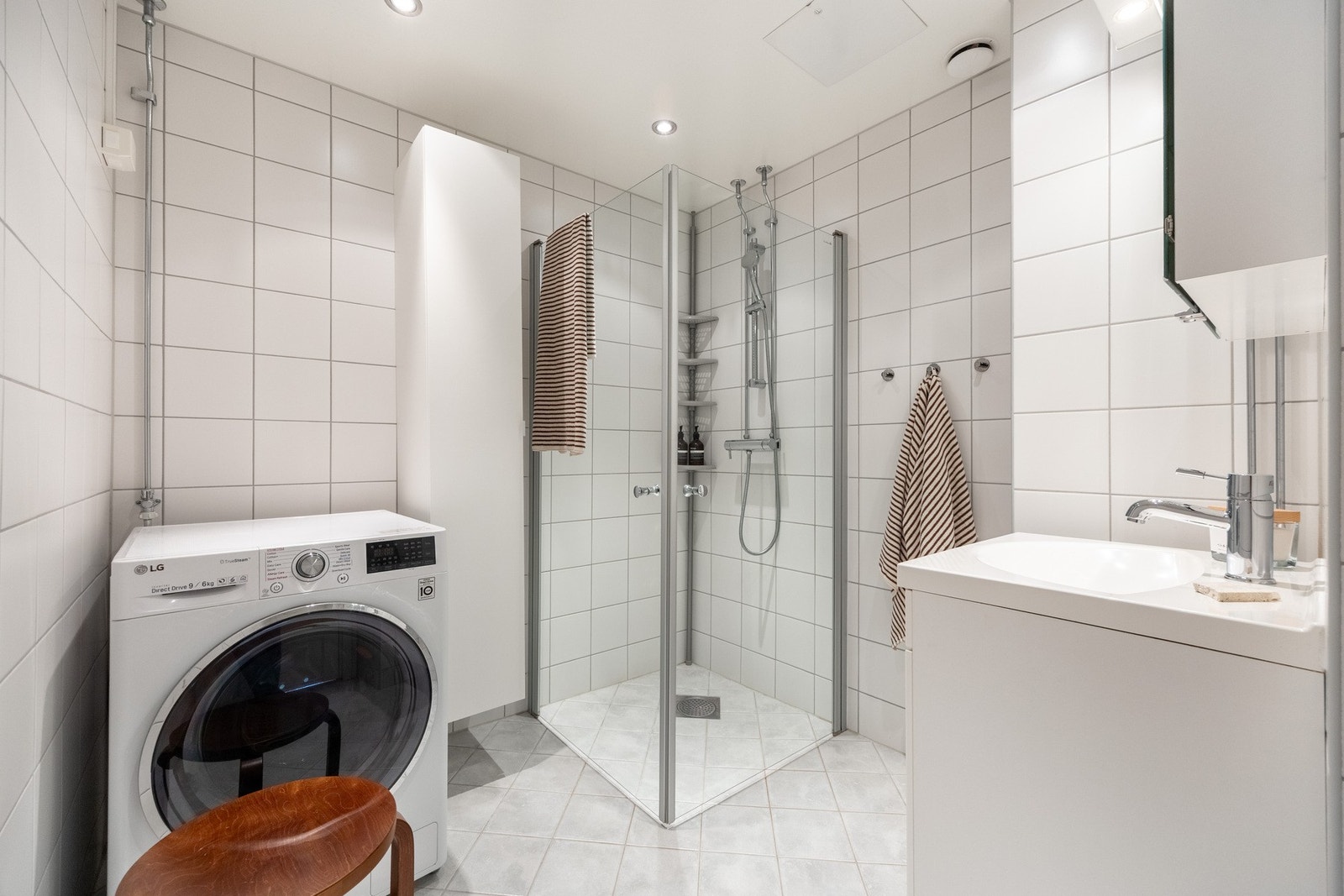 Lyst og pent baderom oppgradert i regi av borettslaget i 2010. Opplegg for vaskemaskin. Galleribilde