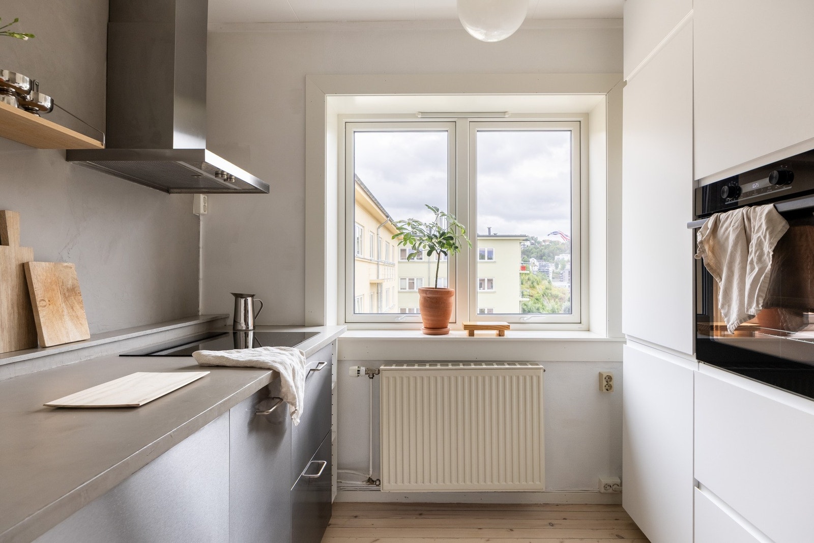 Stort og sosialt kjøkken med praktiske løsninger samt godt med både skap- og benkeplass Galleribilde