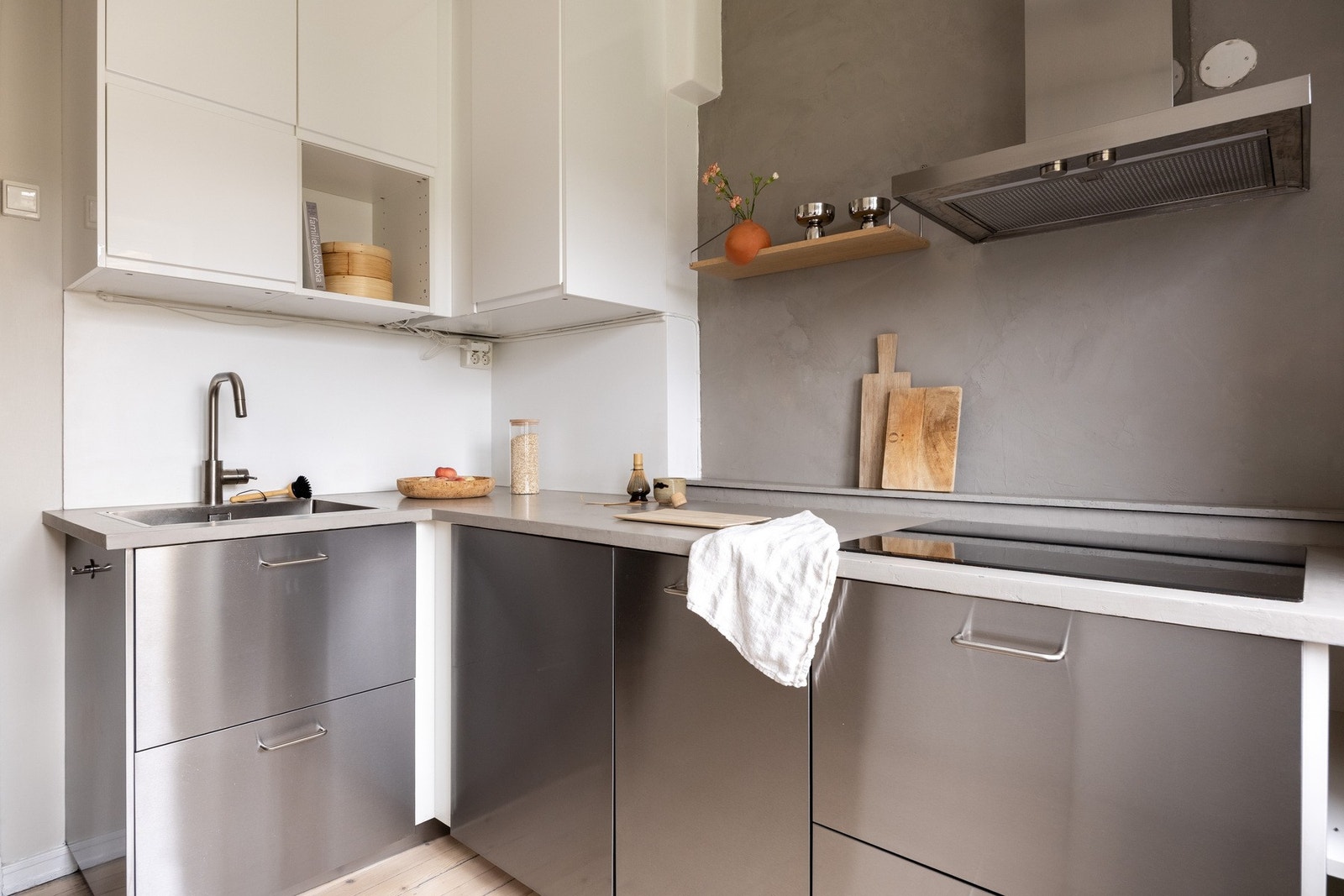 Pent Ikea kjøkken fra 2018 og benkeplate av laminat med mikrosement. Galleribilde