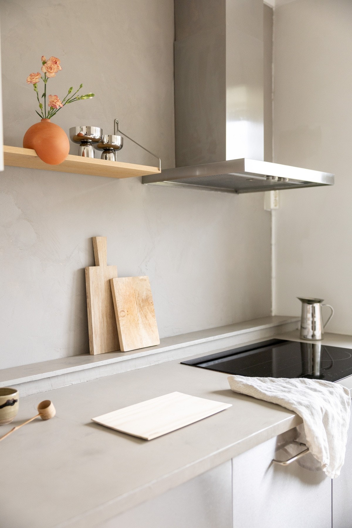 Stikkontakter på vegg samt benkeskapsbelysning over kjøkkenbenk. Galleribilde