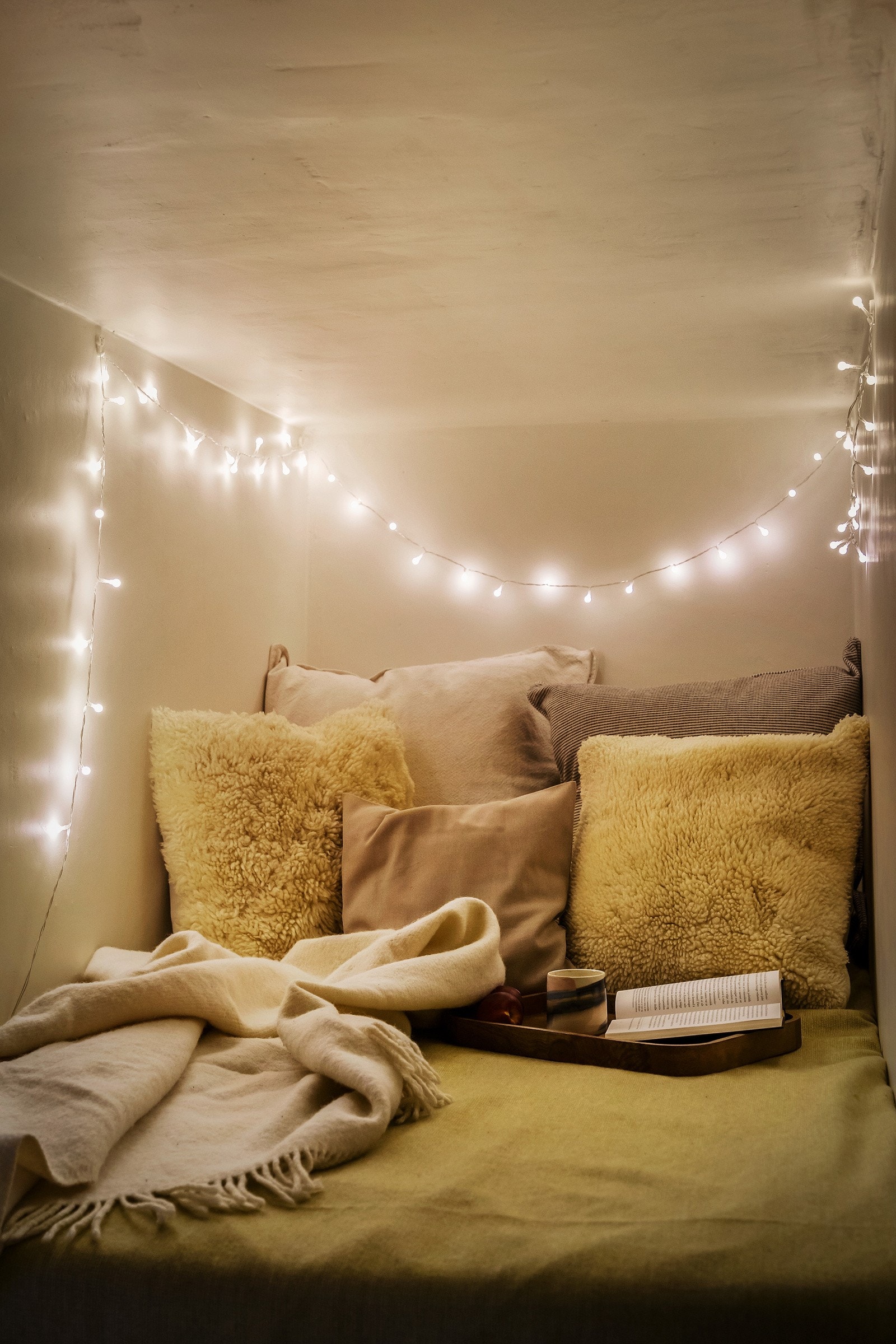 Plassbygget hems med god lagringsplass under. Perfekt lesekrok. Galleribilde