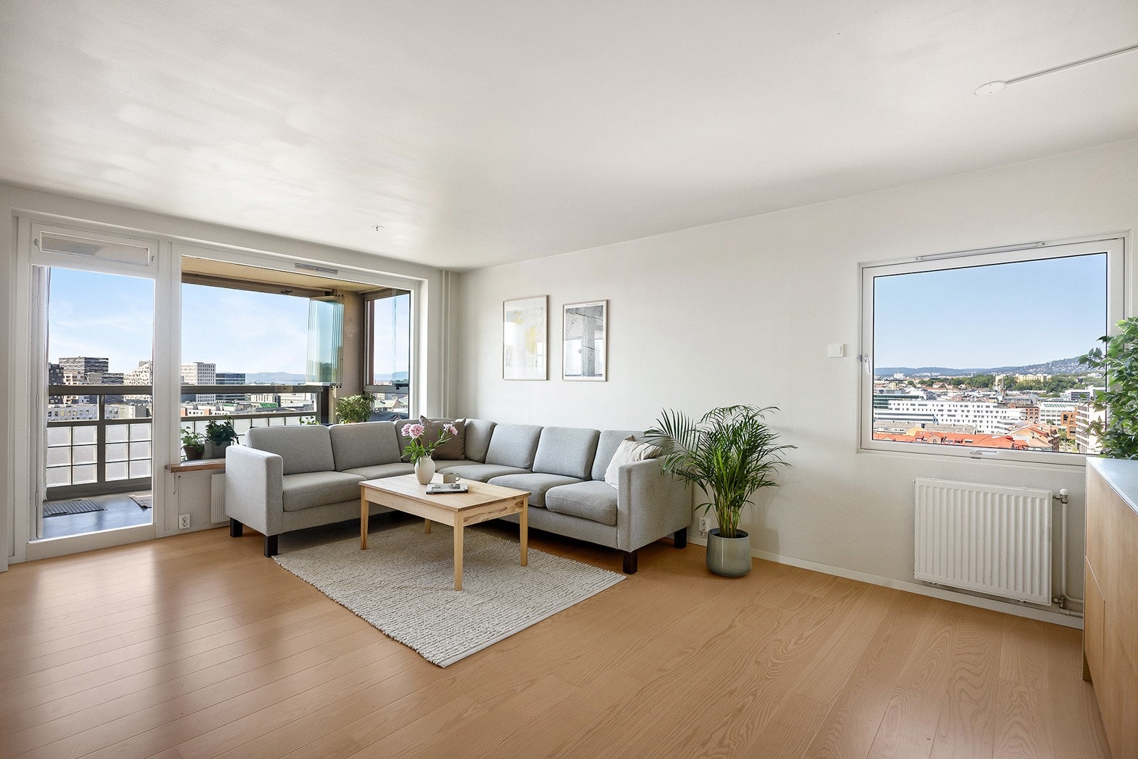 Leiligheten ble totalrenovert i 2021/22 og har nydelig parkett i ask, samt en rekke praktiske løsninger som gir høy bokomfort. Galleribilde