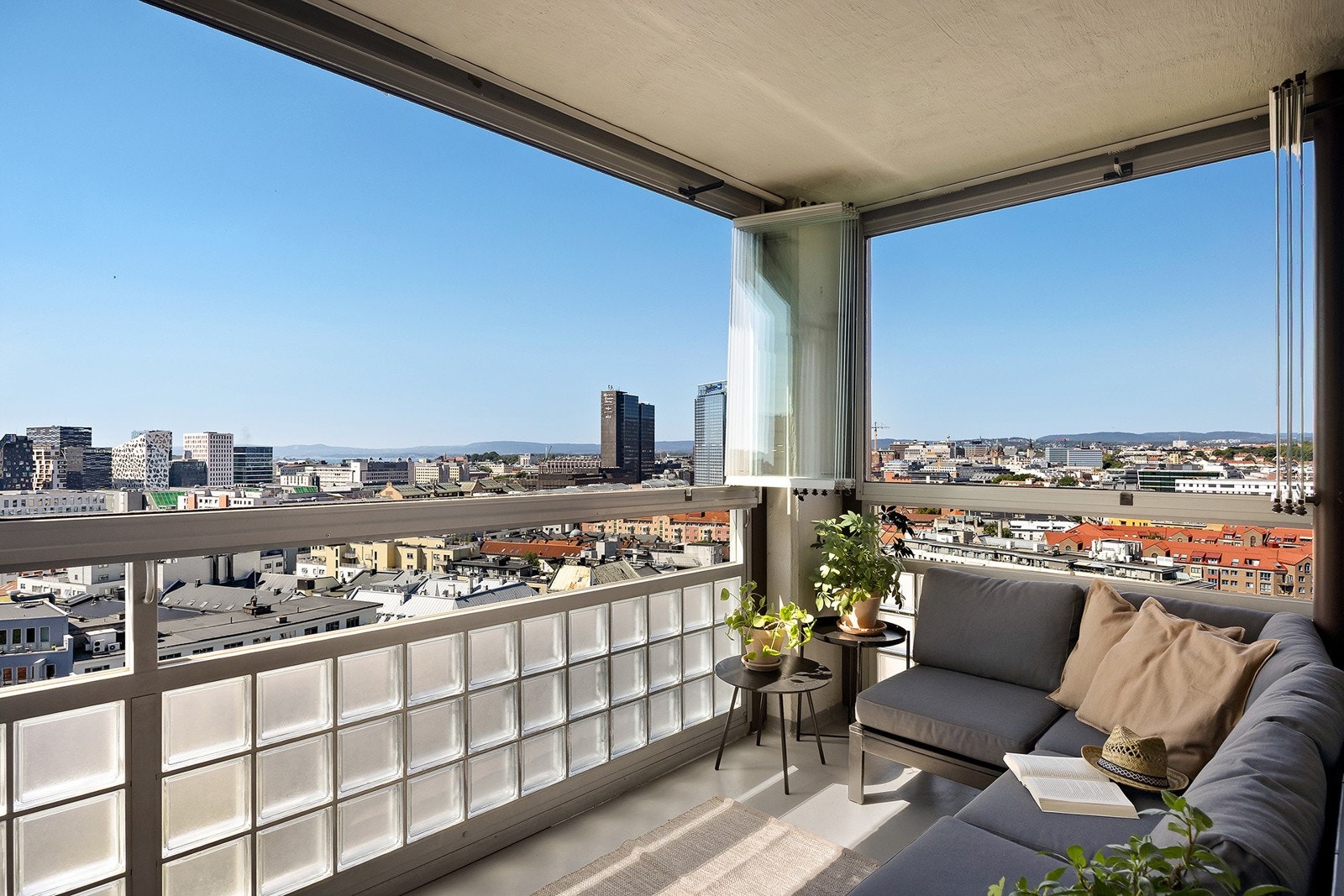 Solen kommer til balkongen omtrent midt på dagen sommerstid, og blir til solnedgang. Galleribilde