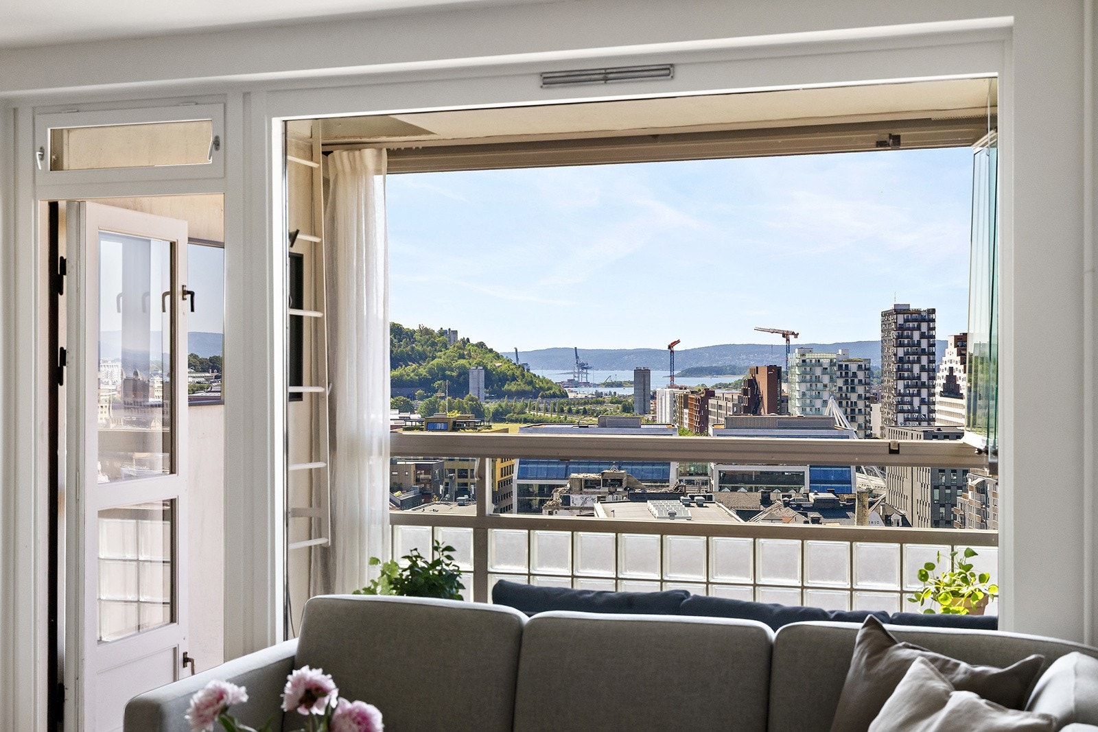 Fjordutsikt mot sør. Store vindusflater gir fantastiske utsiktsforhold hele året - her blir vinteren lys. Galleribilde