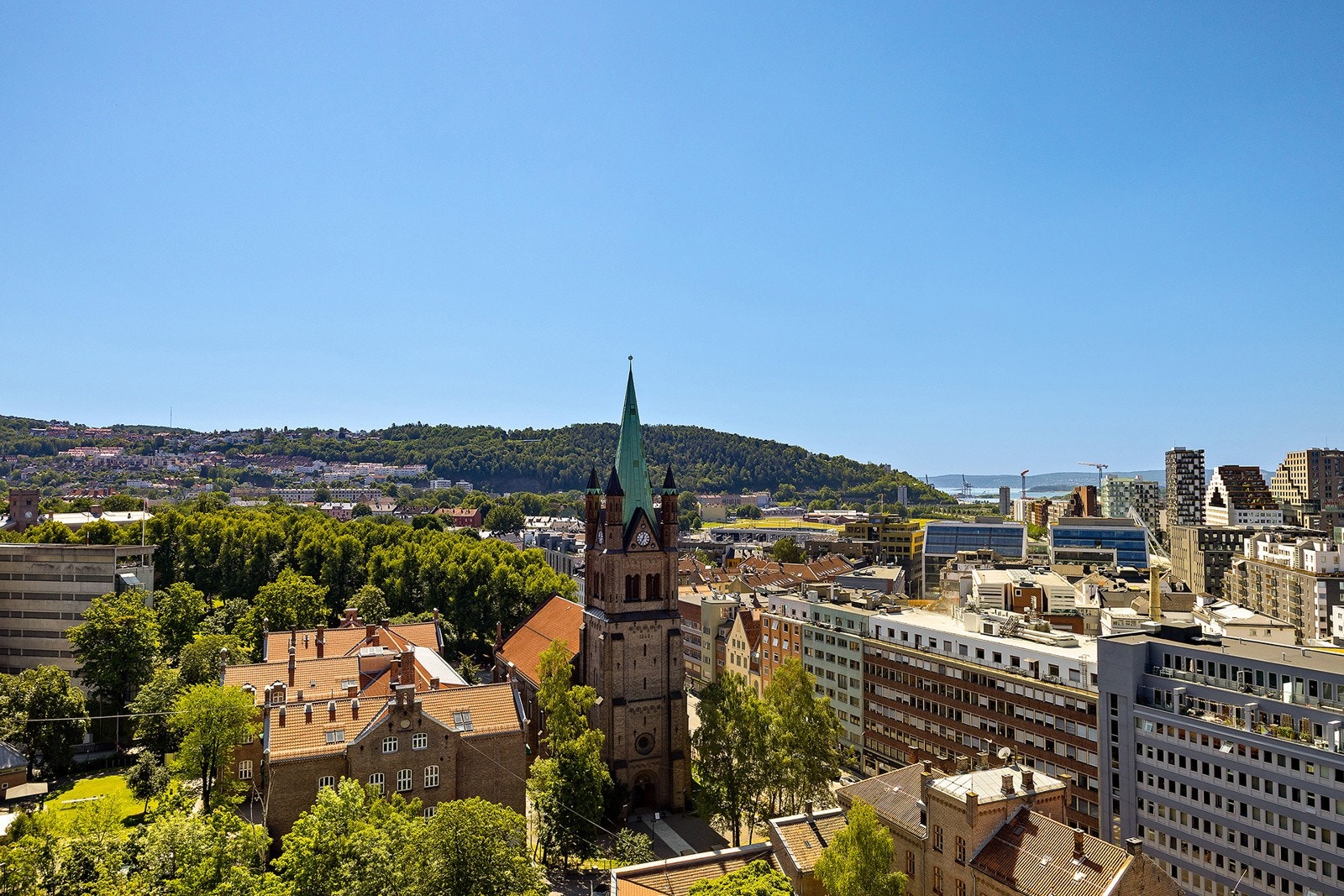 Utsikt mot Ekeberg, fjorden og Barcode. Utsikten endres med årstider, lysforhold og vær, man blir aldri lei. Galleribilde