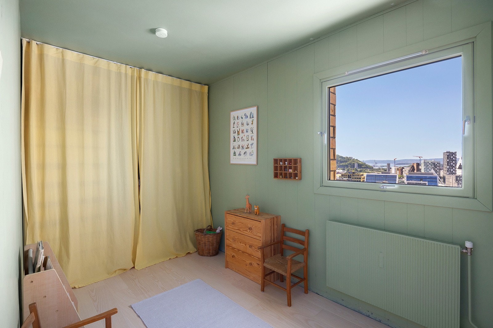 God garderobeplass bak forheng. Galleribilde