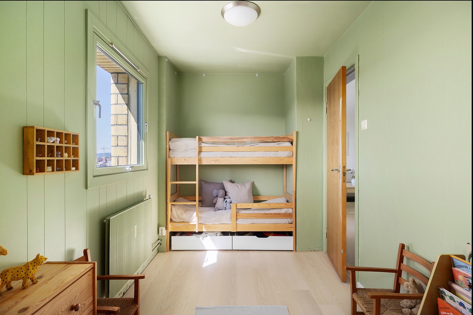 Det tredje soverommet har en vakker plassbygget køyeseng i furu som kan medfølge om ønskelig. Galleribilde