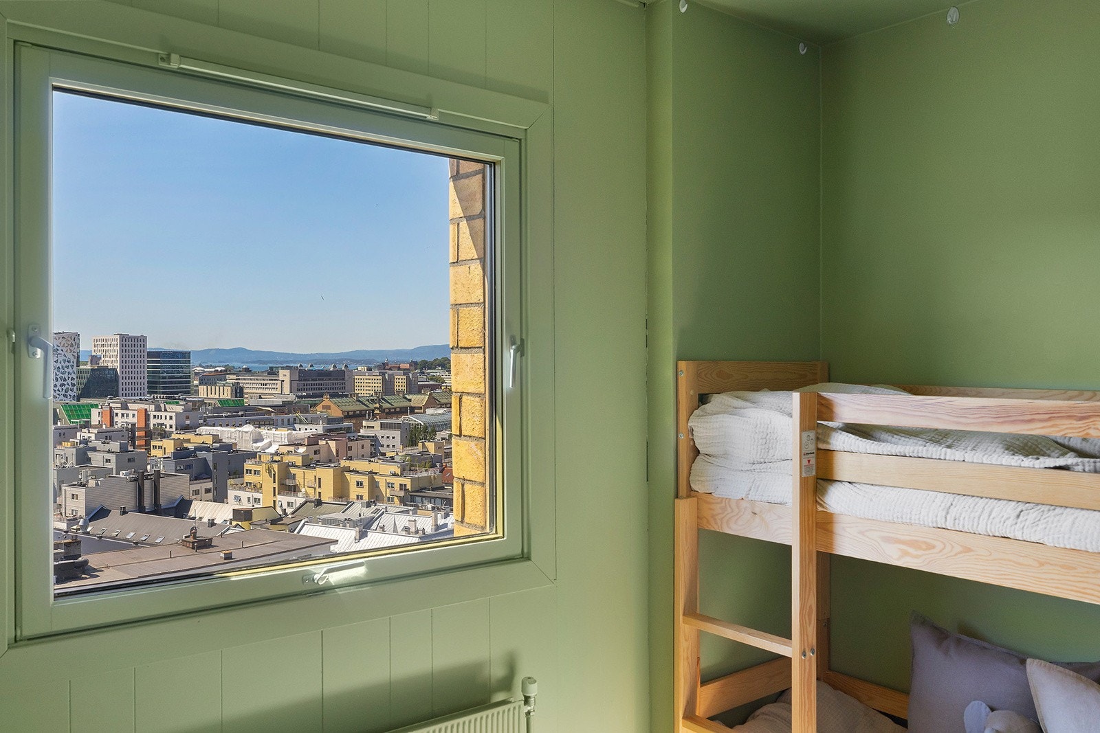 Soverom mot syd med utsikt mot fjorden. Galleribilde