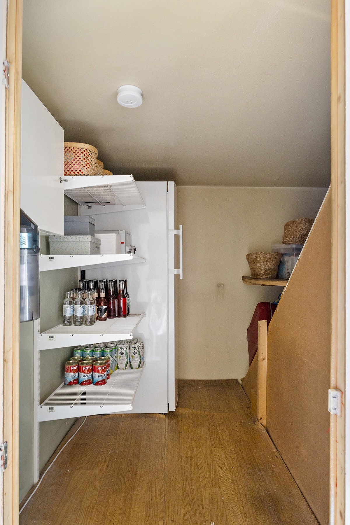 Praktisk innvendig bod med fryser og hyller for oppbevaring. Galleribilde