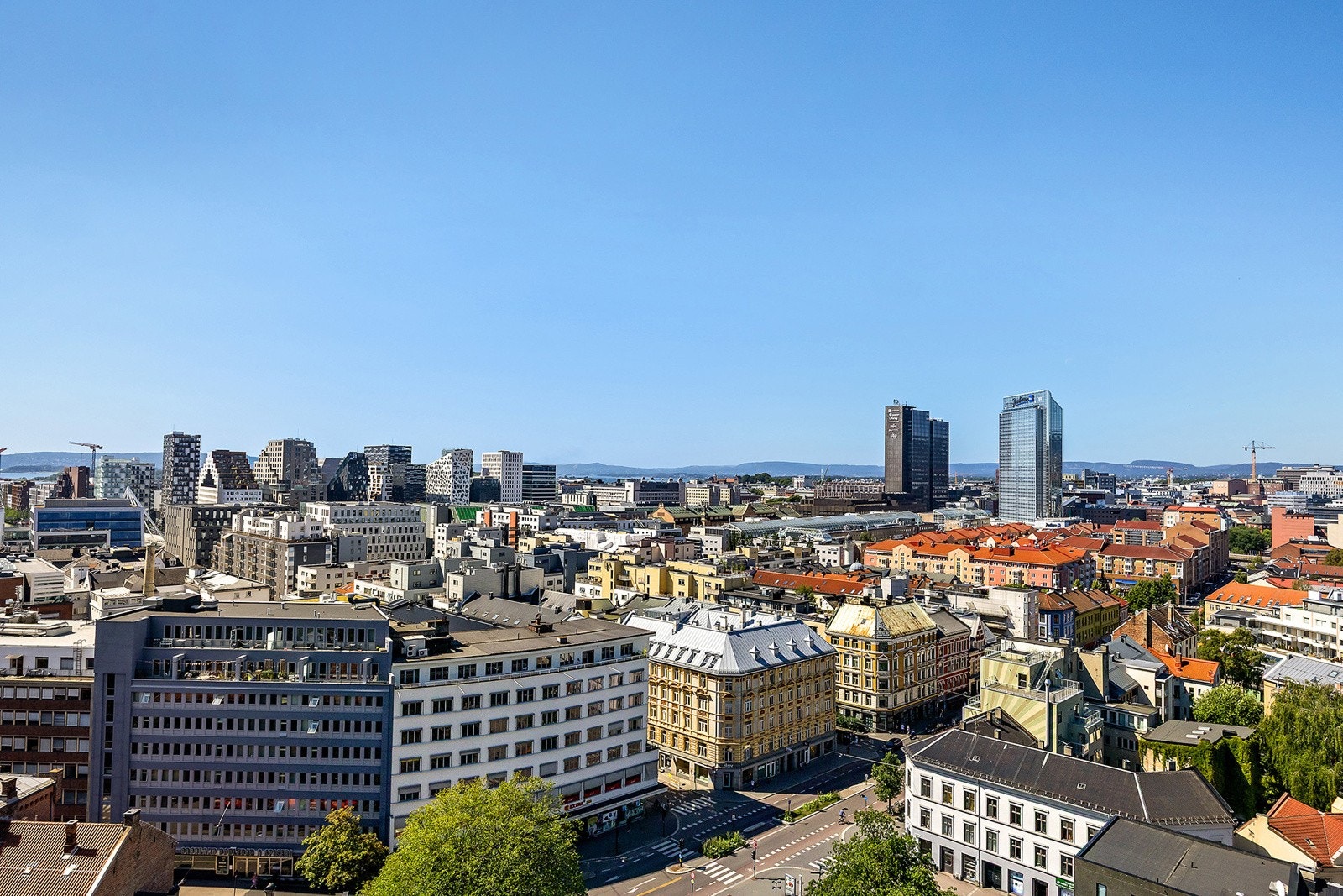 Den unike beliggenheten gjør at du bor nært alt, samtidig høyt, fredelig og skjermet. Galleribilde