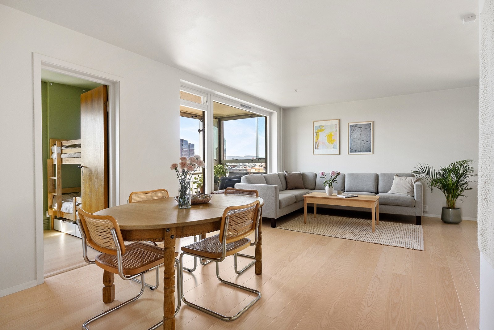 Leiligheten er god og varm om vinteren, og fyring og varmtvann er inkludert. Galleribilde