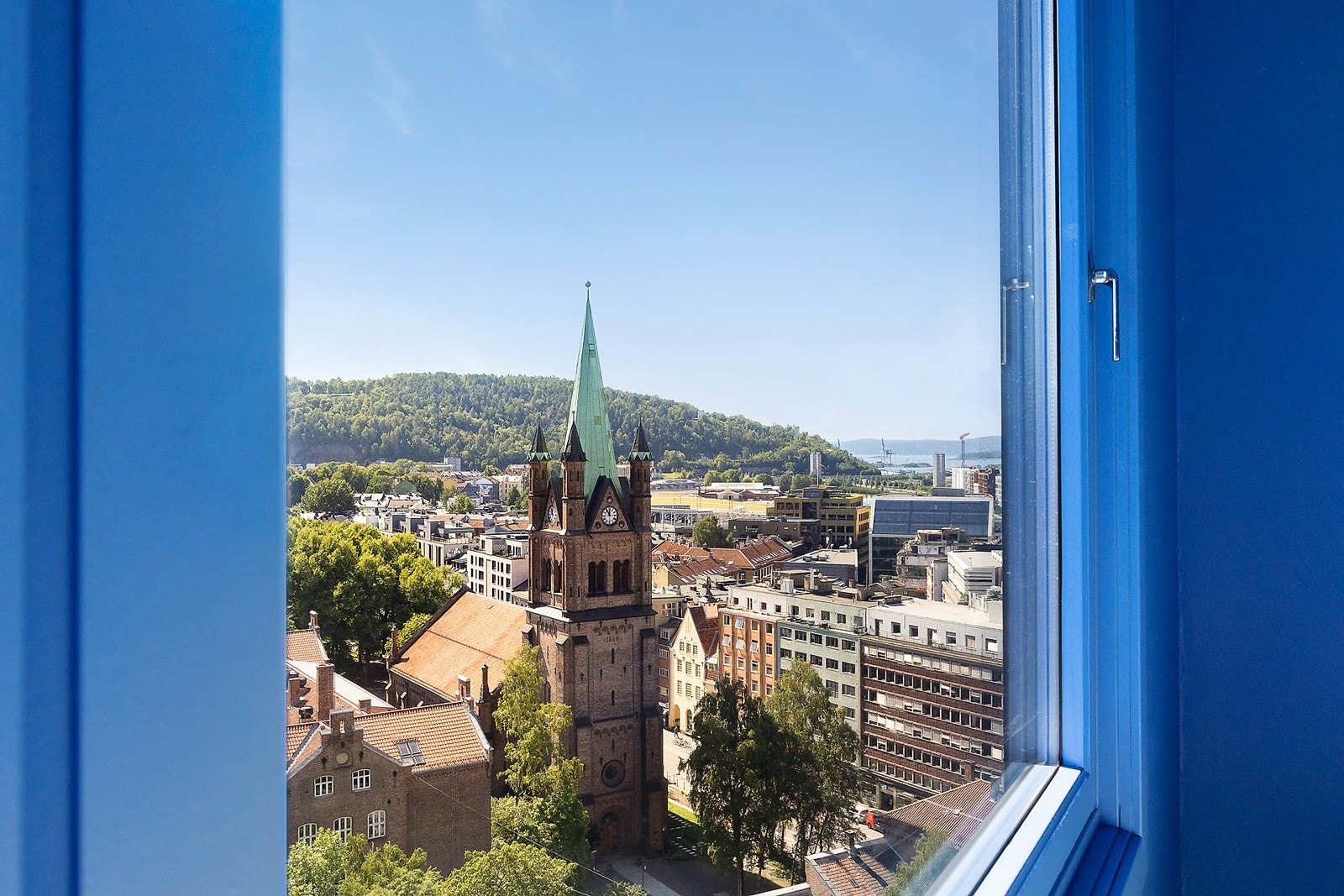 Nydelig utsikt fra sengen mot Ekeberg og vakre Grønland kirke. Galleribilde