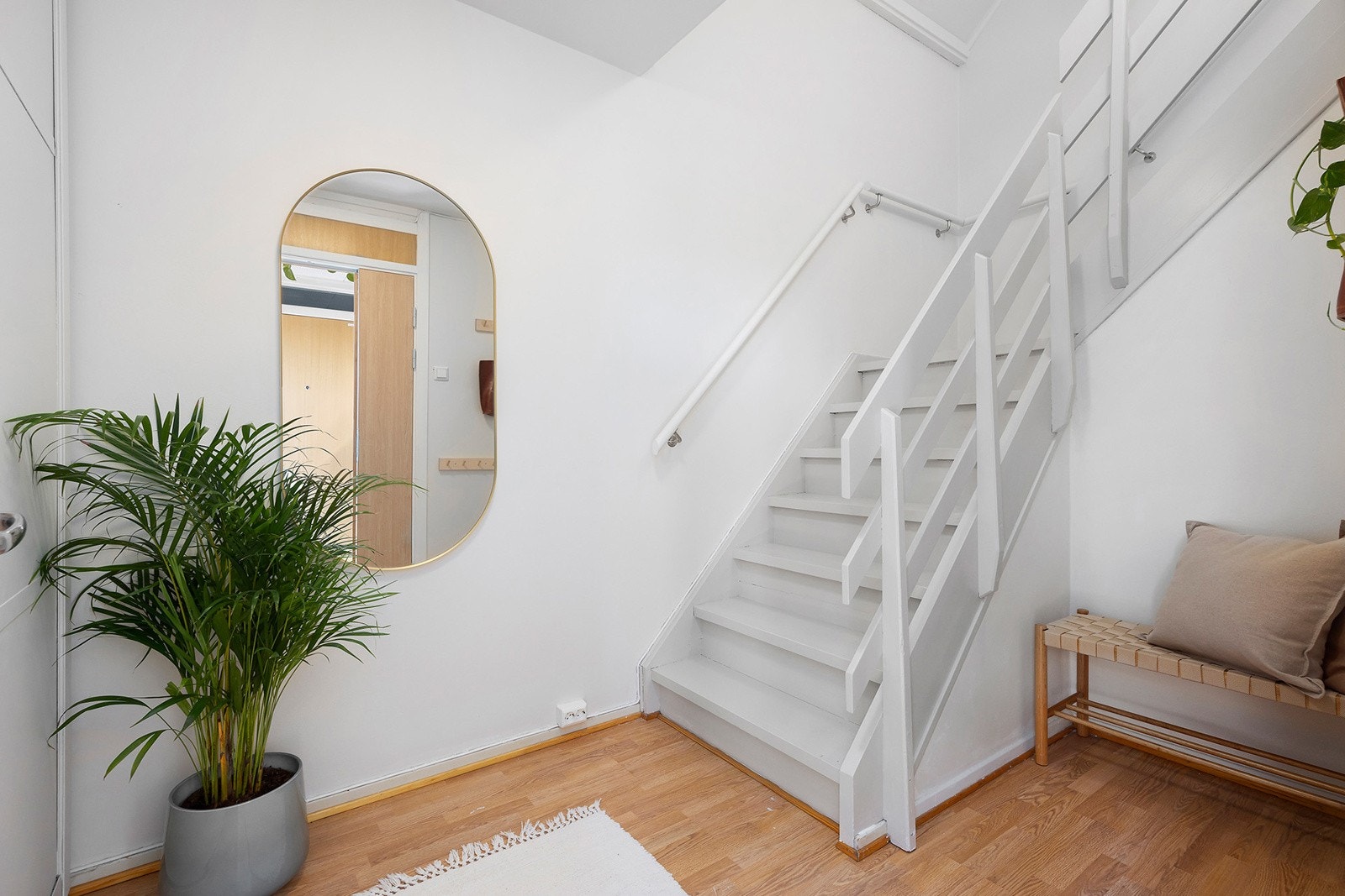 Romslig entré i 8. etasje med store garderobeskap, og trapp opp til resten av leiligheten i 9. etasje. Her er det godt å komme hjem! Galleribilde