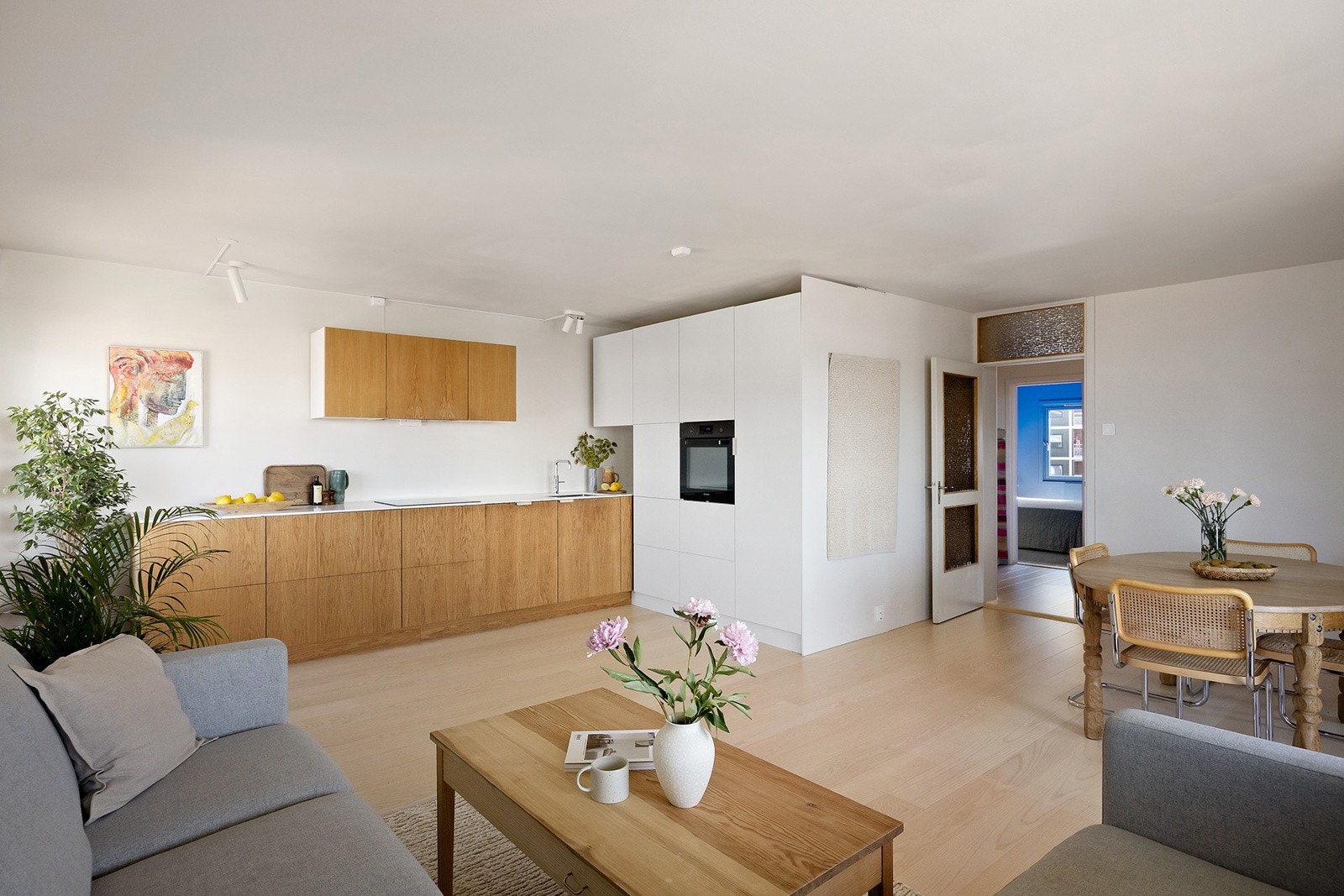 Stilfullt kjøkken med vakre eikefronter gjør den åpne løsningen elegant. Nedfelt kjøkkenvask, induksjonstopp og Quooker-kran. Galleribilde