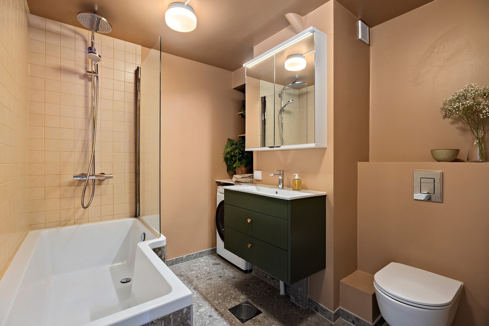 Stilrent og delikat bad pusset opp av fagfolk i 2022. Gulvvarme og dusjbadekar gir god komfort. Galleribilde