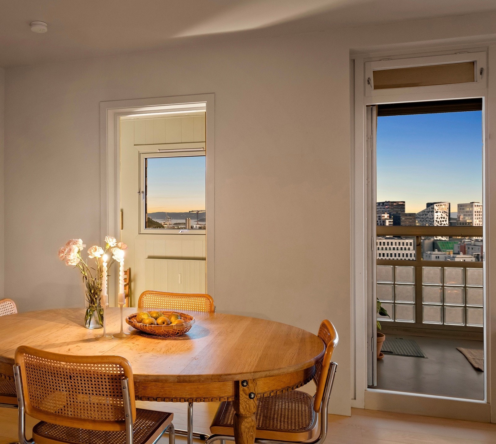 Inviter til fantastisk utsikt. Stuen er planlagt slik at sikt at man skal kunne nye utsikten i flere retninger samtidig. Galleribilde