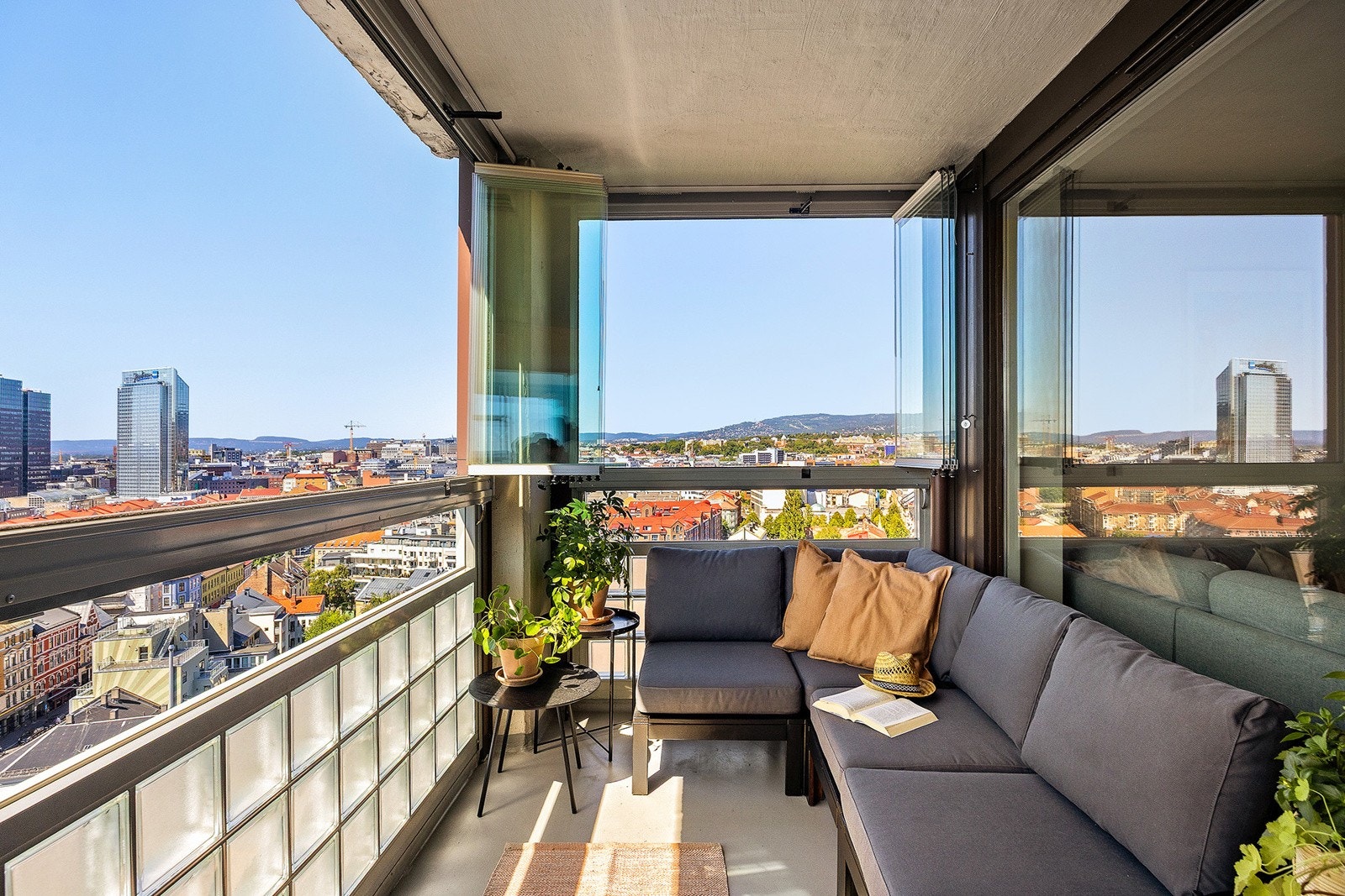 Den romslige balkongen utgjør i praksis et femte rom i leiligheten store deler av året. Du kan velge om innglassingen skal være åpen eller lukket. Galleribilde