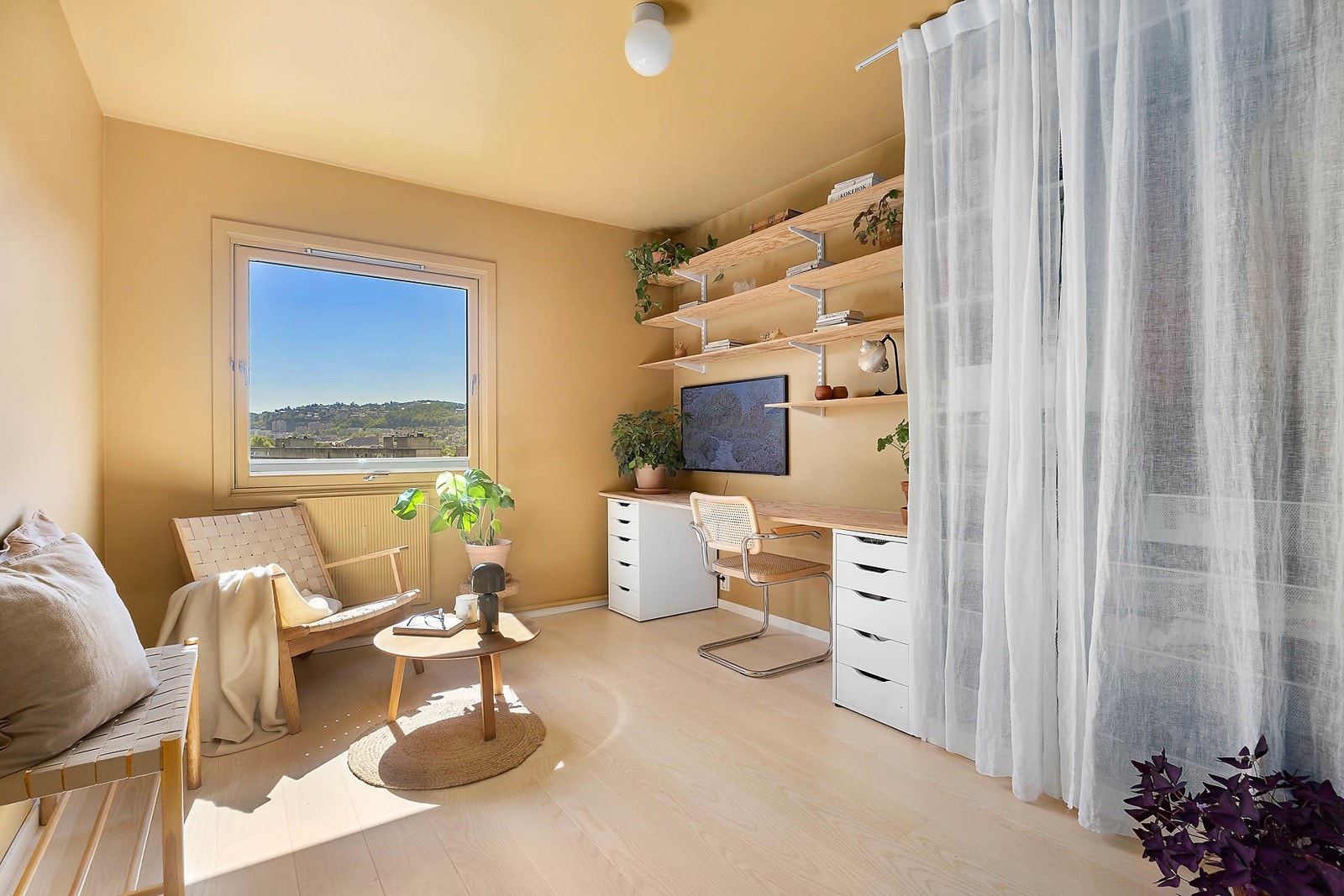 Ekstra stue, bibliotek, gjesterom eller kontor. Et vennlig rom av god størrelse. Galleribilde