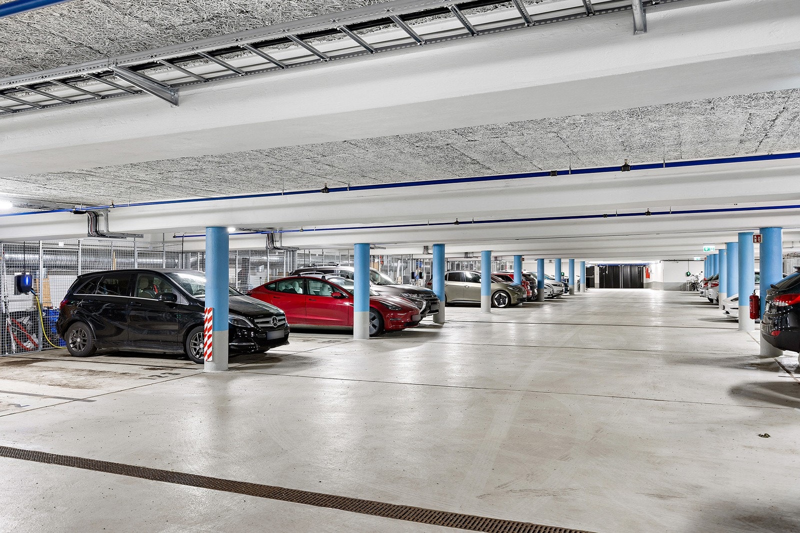 Beboerne kan leie garasjeplass med bod i oppvarmet og tørr garasje. Galleribilde