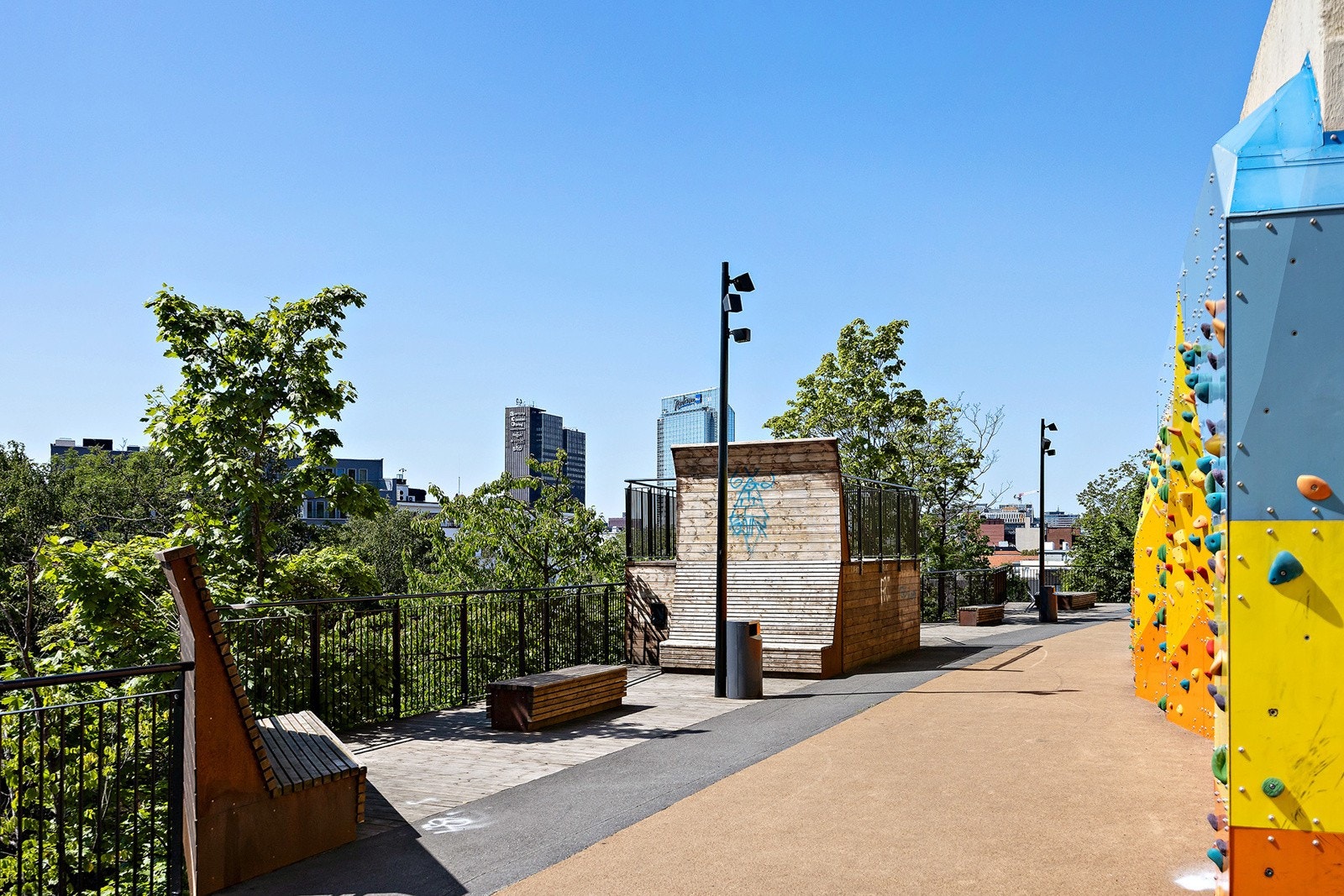 Borettslagets egen klatrevegg og tuftepark ligger like nedenfor leiligheten, og gir mulighet for trening og lek i hverdagen. Galleribilde