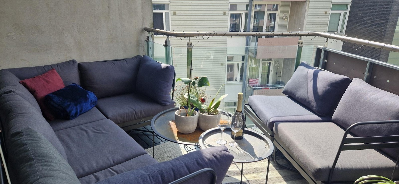 Romslig balkong ut fra stue Galleribilde