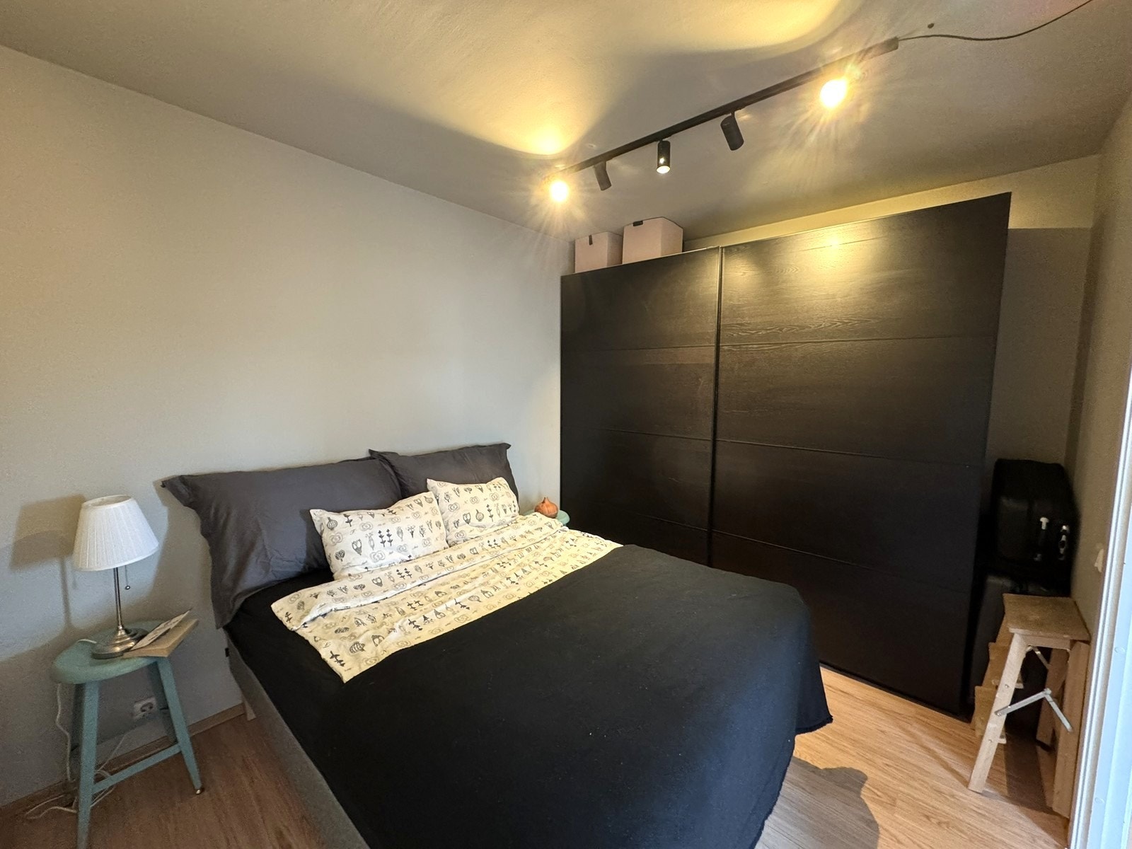 Soverom med garderobeskap. Seng, nattbord og garderobe følger. Galleribilde