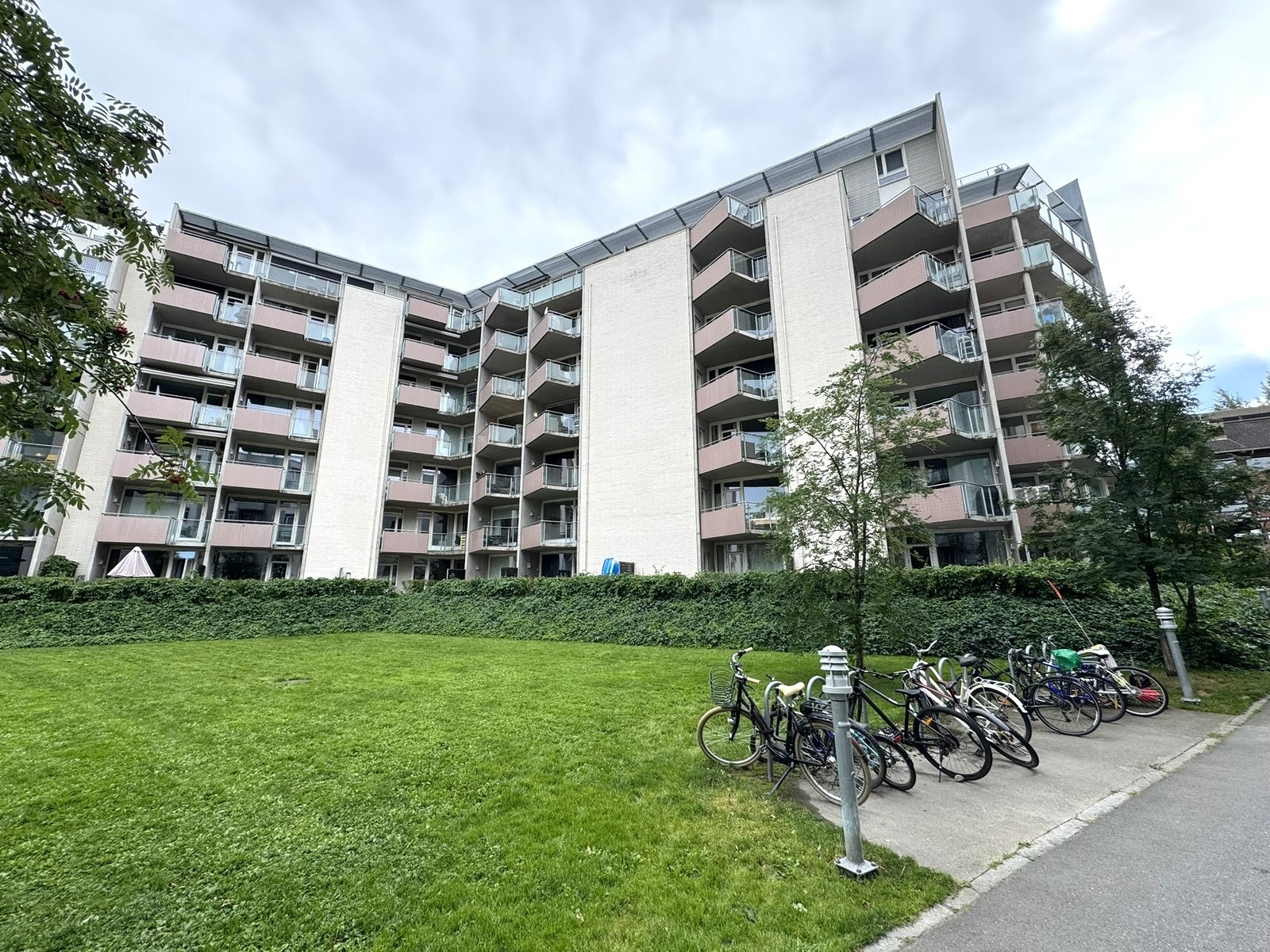 Fasade sett fra felleshage. Leiligheten ligger i 5.etg Galleribilde