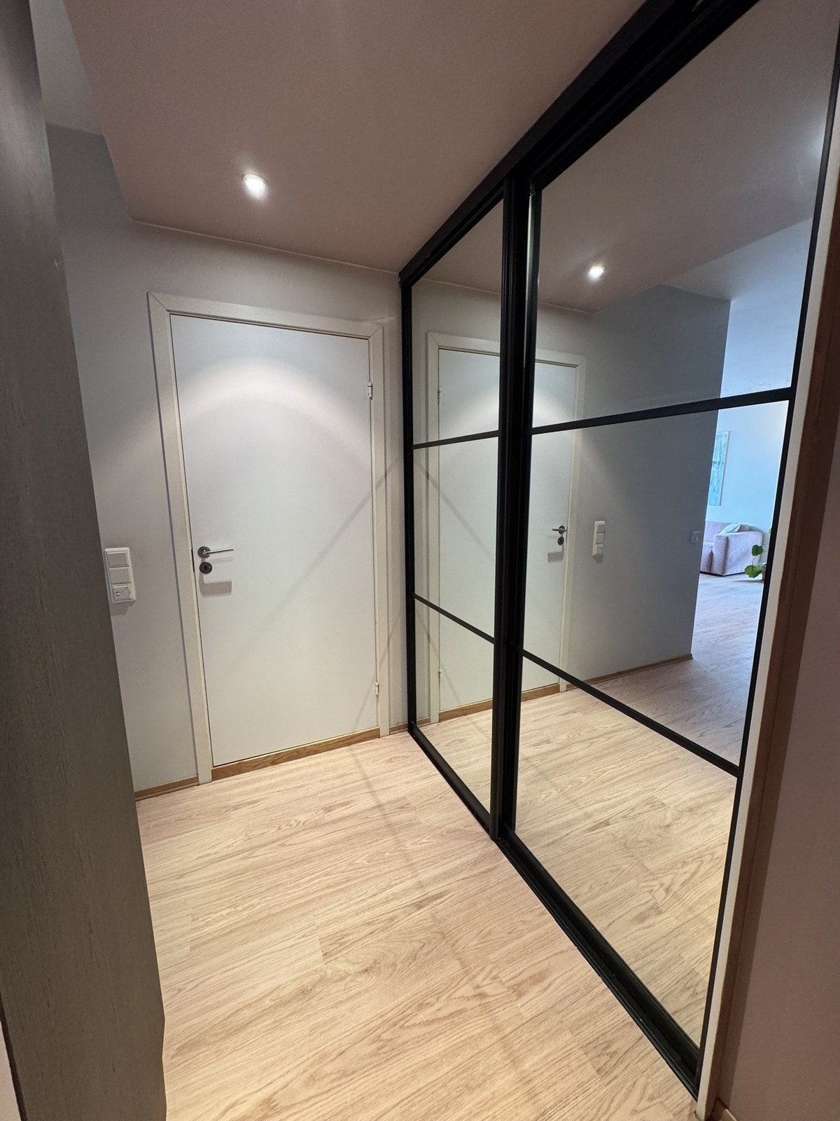 Gang med skyvedørsgarderobe Galleribilde