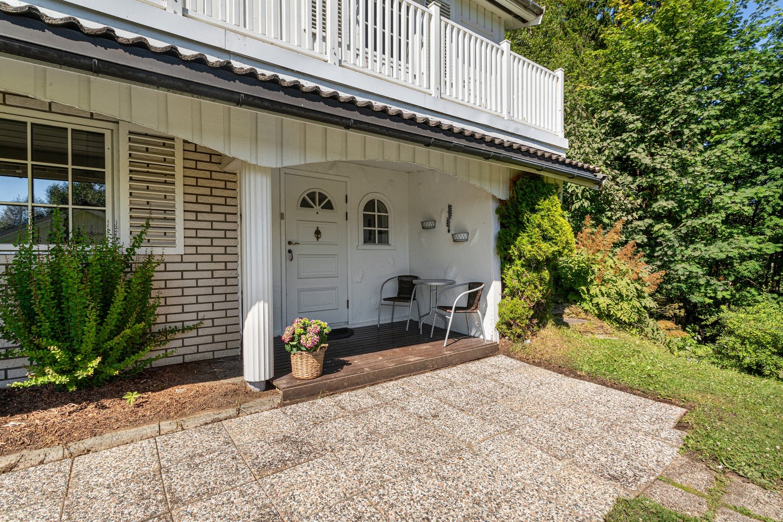 Sokkel har egen inngang. Galleribilde