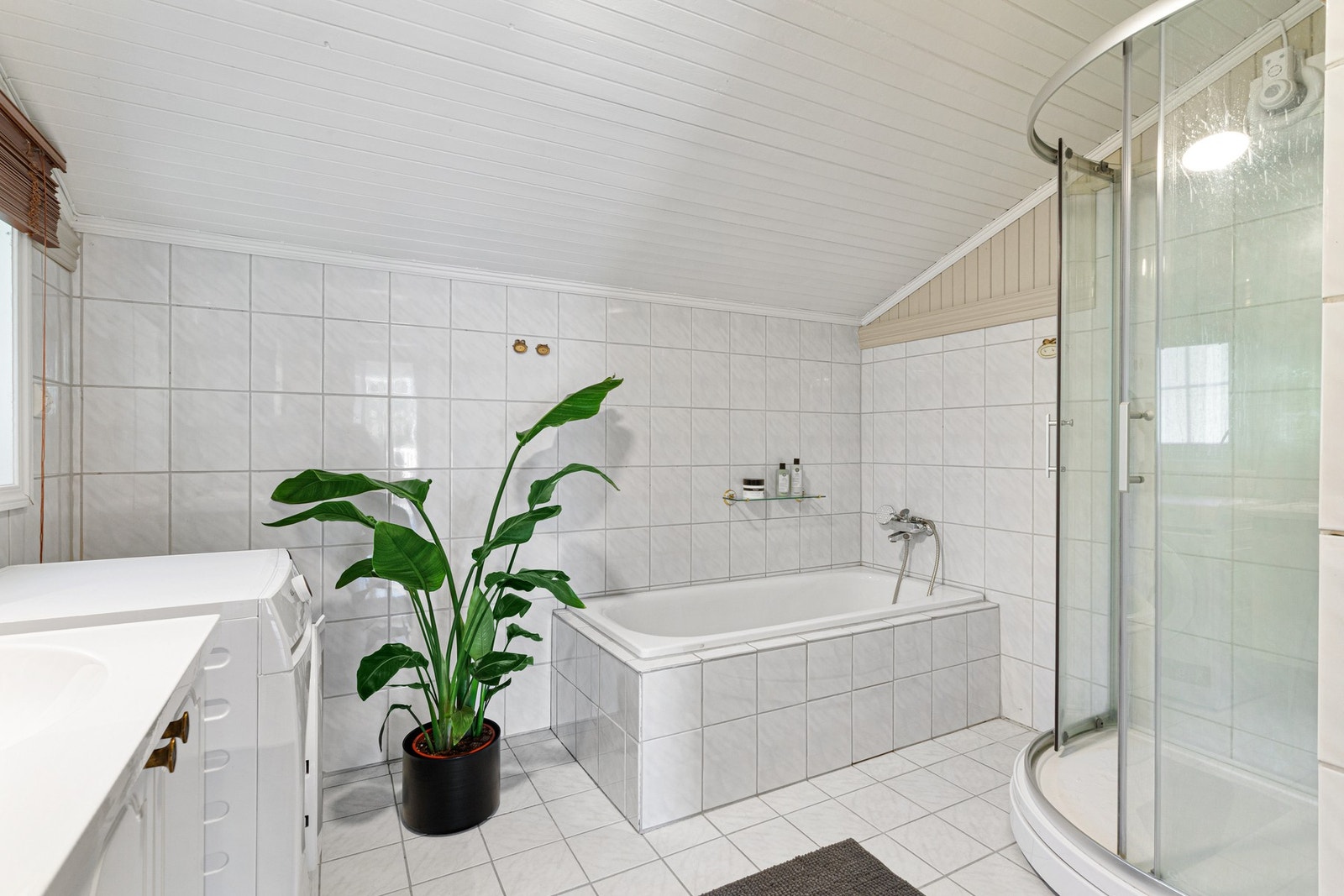 Badet i 1 etasje er på 9,9kvm. Galleribilde