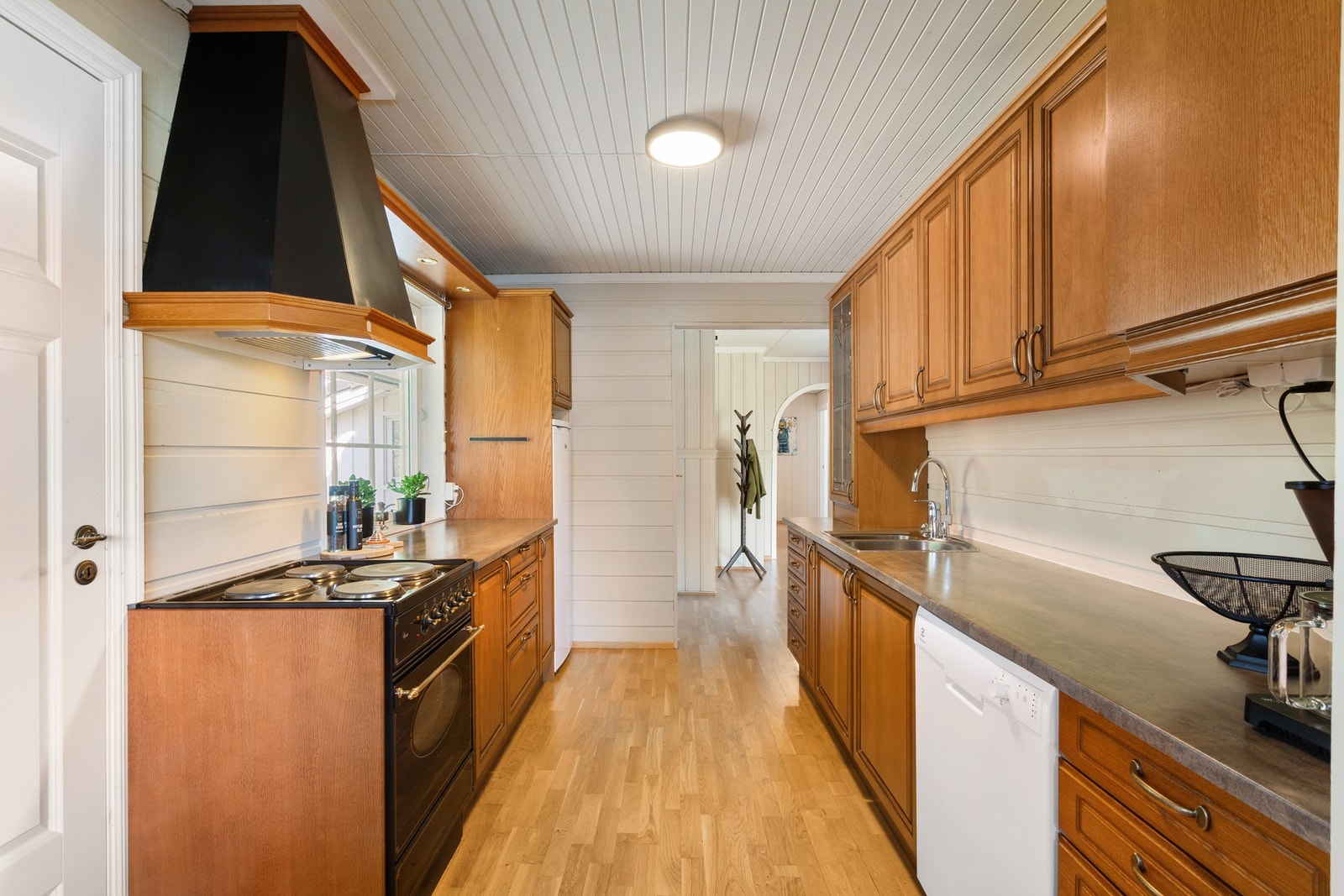 Kjøkkenet disponerer mye skap og benkeplass. Galleribilde