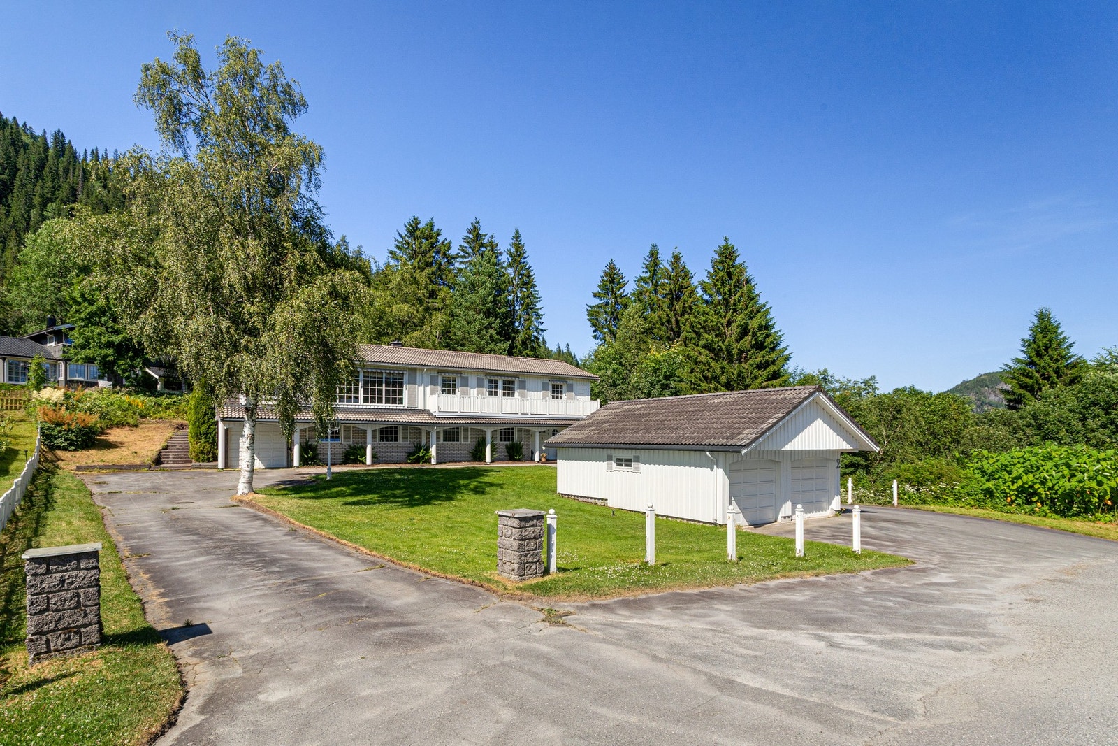 Boligen ligger i ett rolig og attraktivt bolig område. Galleribilde