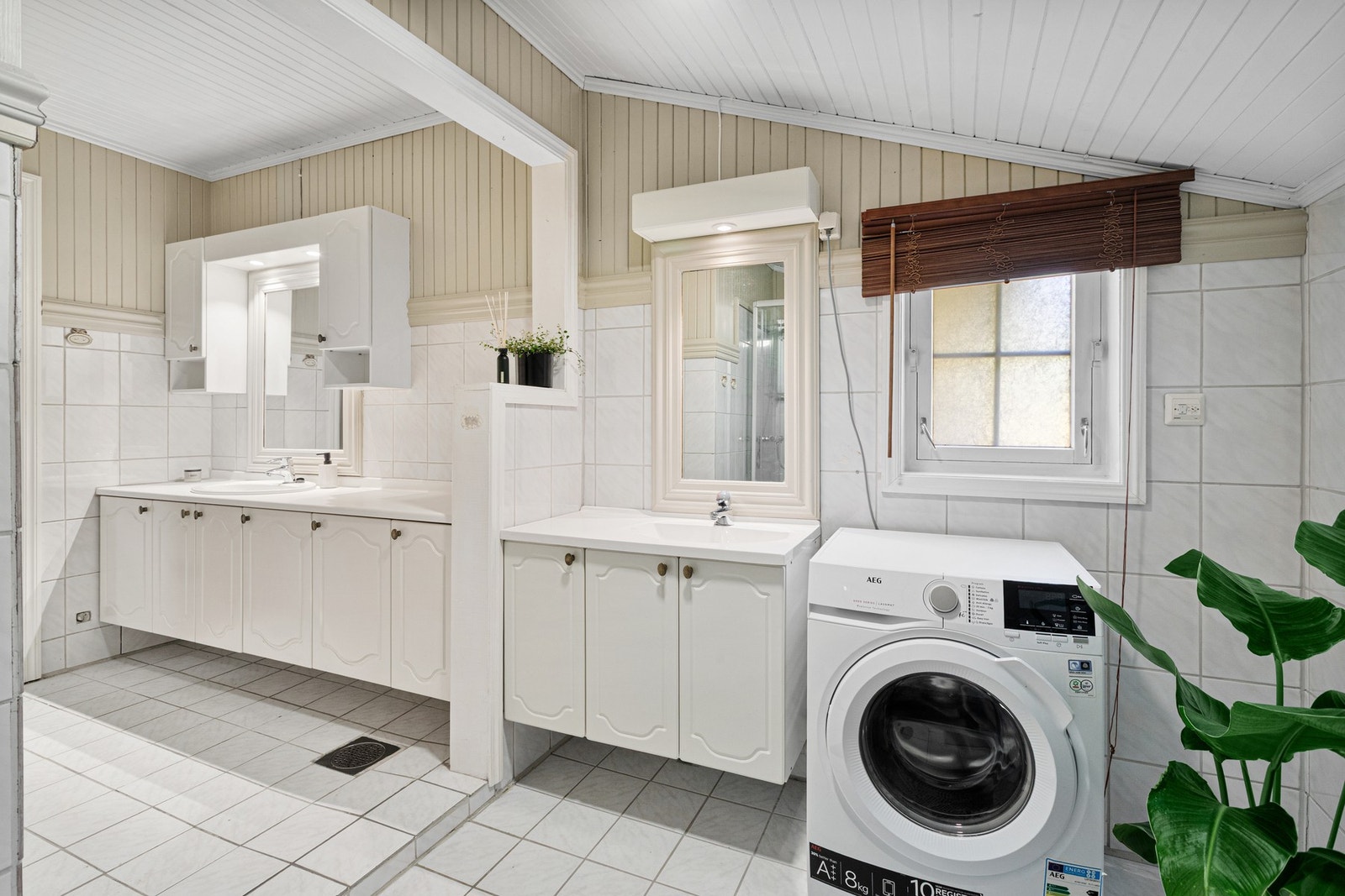 Badet har opplegg for vaskemaskin. Galleribilde