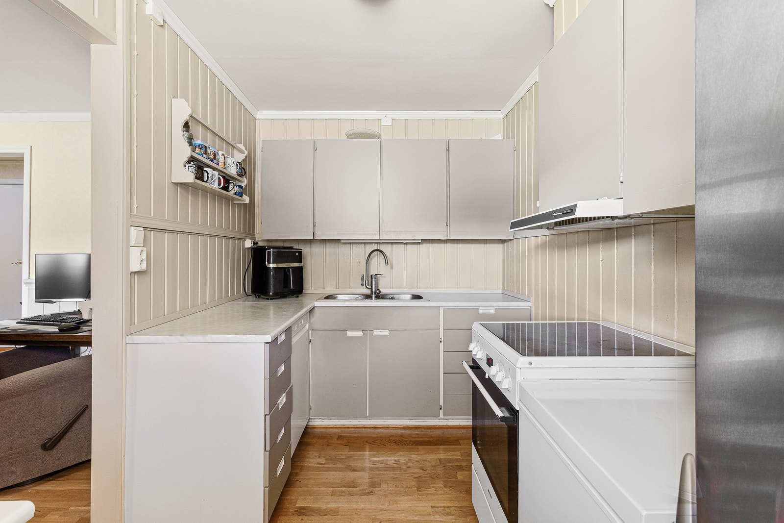 Kjøkkenet har rikelig med skap og benkeplass. Galleribilde