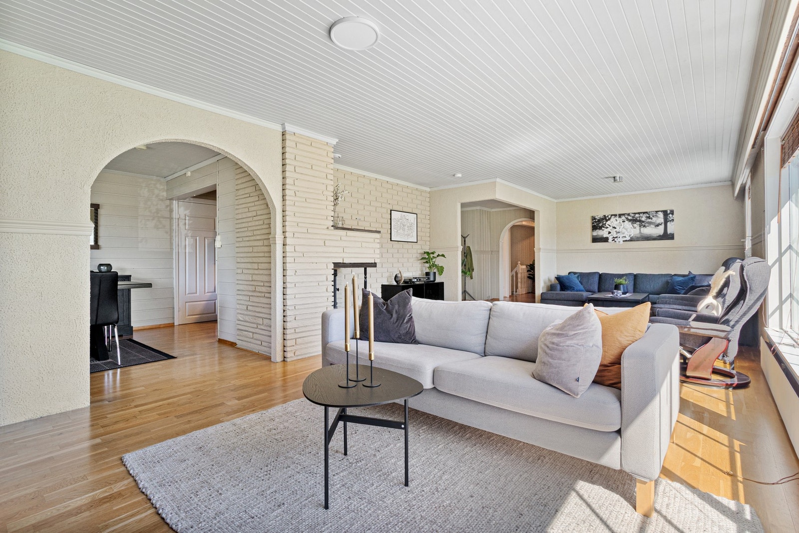 Fra stuen er det tilgang til adskilt spisestue. Galleribilde