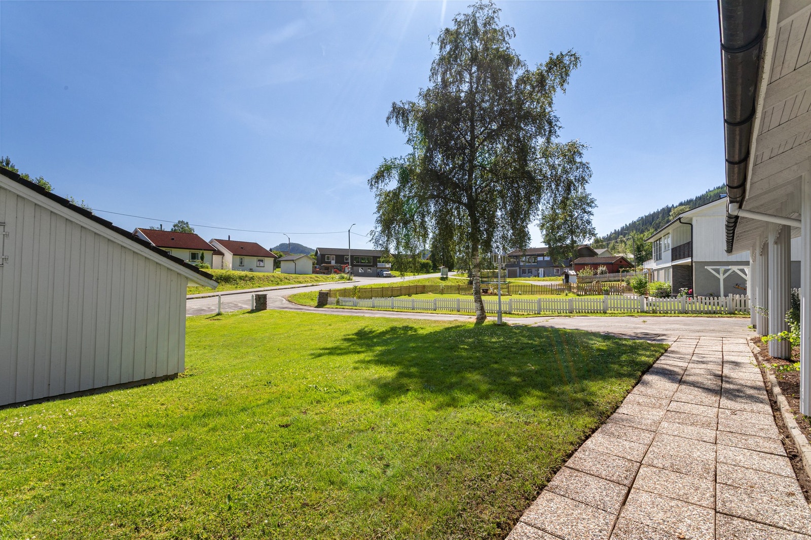 Boligen ligger på en pent opparbeidet tomt. Galleribilde