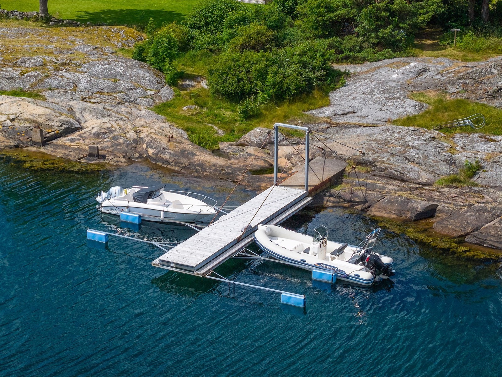 Til eiendommen medfølger det tinglyst båtplass. Båtplass nummer 3. (nummer 3 på høyre side) Her er det plass til ca. 20/22 fot båt. Vedlikeholdsutgifter bæres og deles likt mellom rettighetshaverne til de totalt 8 plassene på brygga Galleribilde