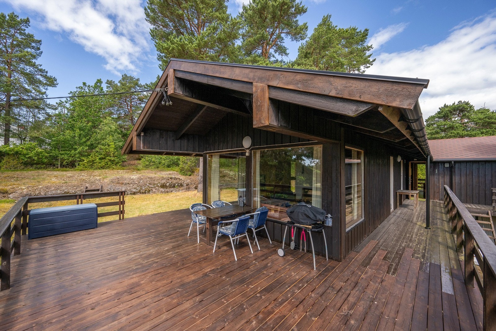 Fra kjøkken, stue og gang er det utgang til flott terrasse/balkong som strekker seg rundt hele fritidsboligen Galleribilde