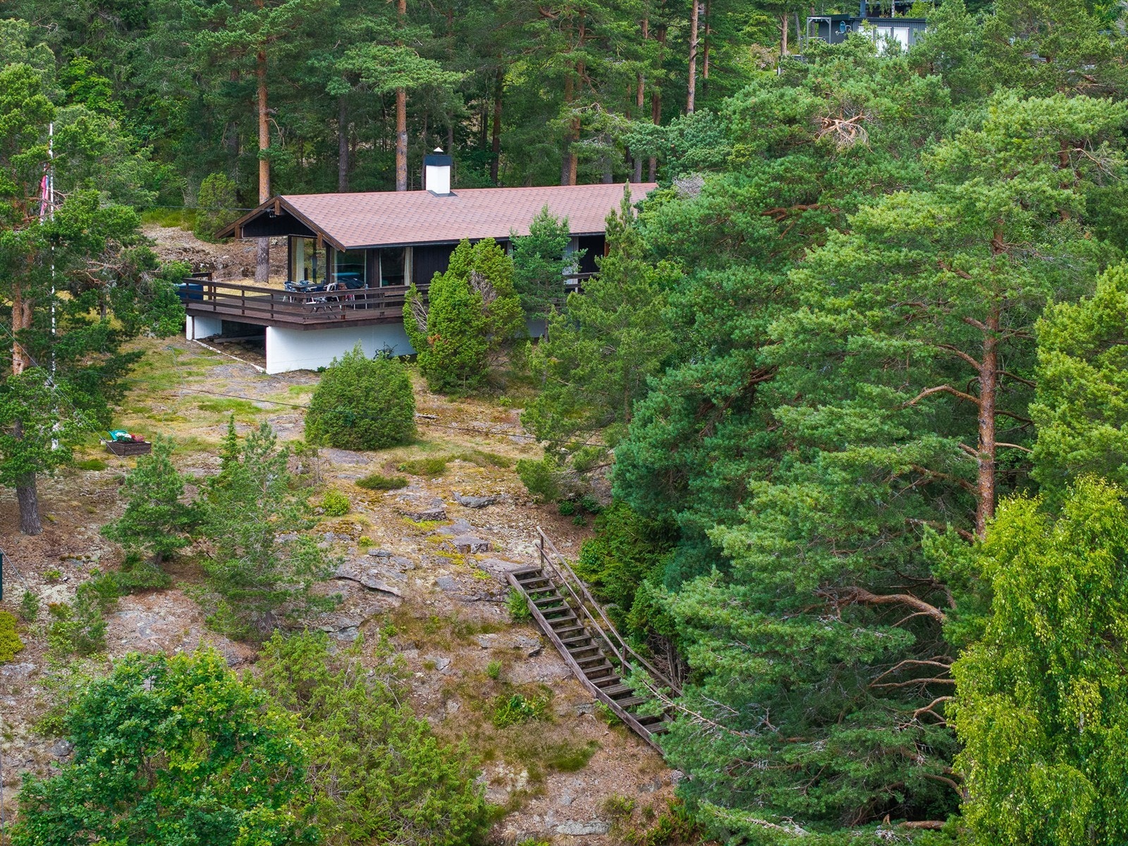 Høyt, solfylt og flott beliggende hytte i idylliske omgivelser og med umiddelbar nærhet til sjøen og Tjømes flotte skjærgård Galleribilde