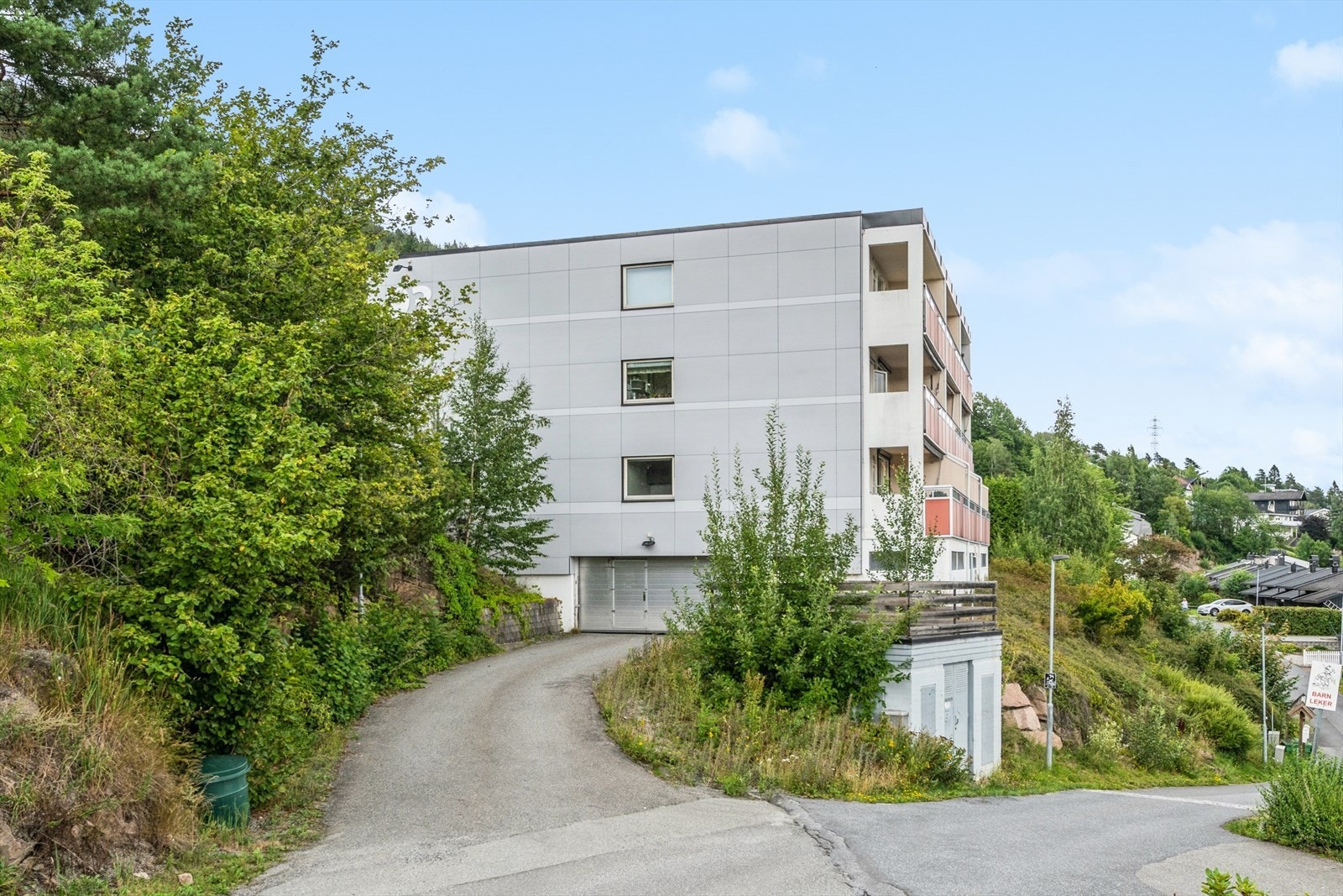 Innkjøring til garasjen. Galleribilde
