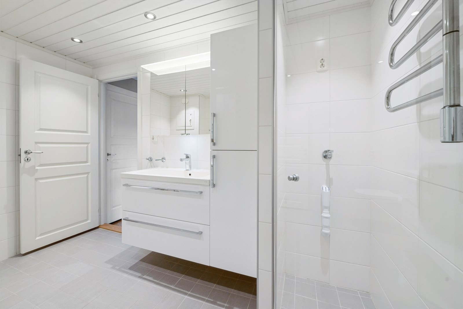 Badet er av god størrelse og har et tidløst preg. Galleribilde
