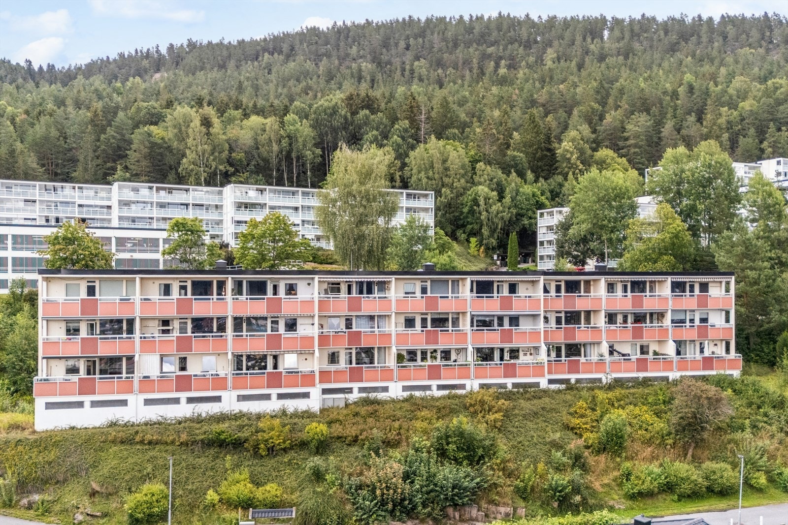 Fasade mot syd. Meget solrikt og med nydelig utsikt Galleribilde