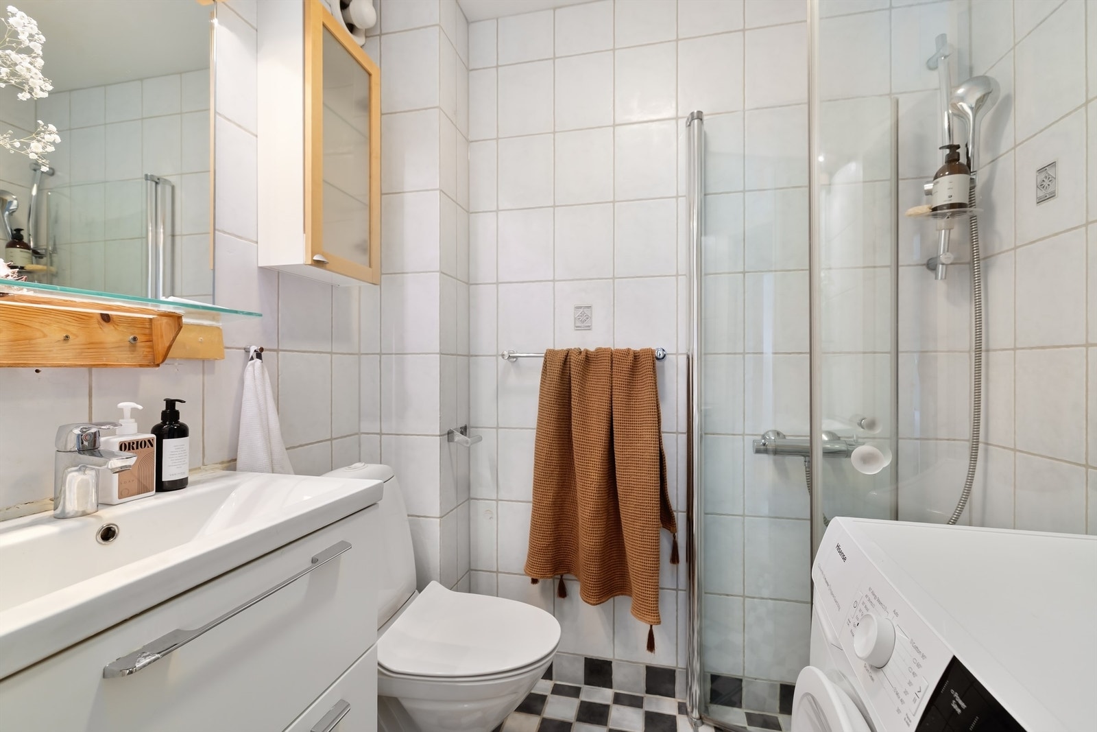 Flislagt bad med gulvvarme og opplegg for vaskemaskin og tørketrommel Galleribilde